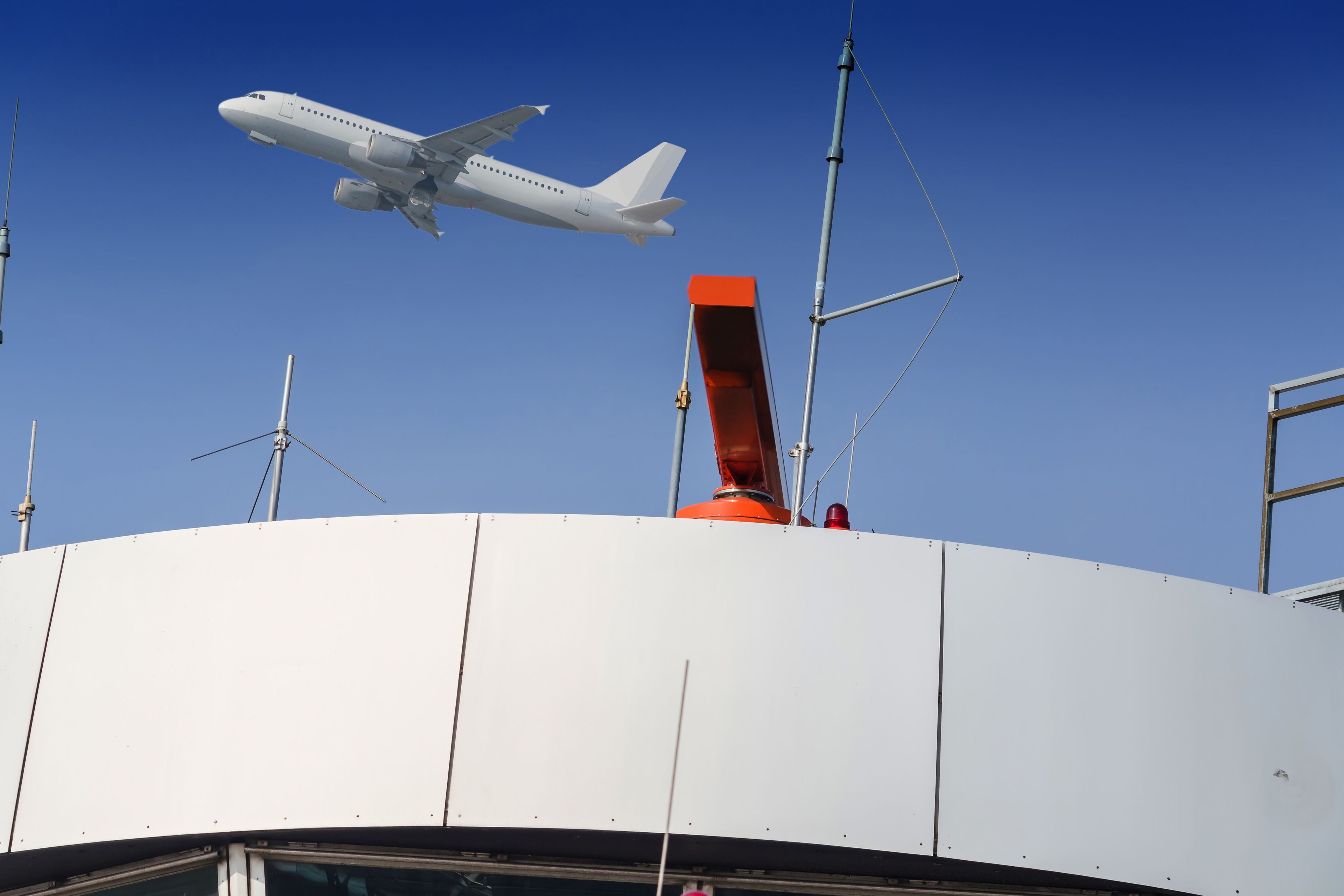 Avion despegando en el aeropuerto