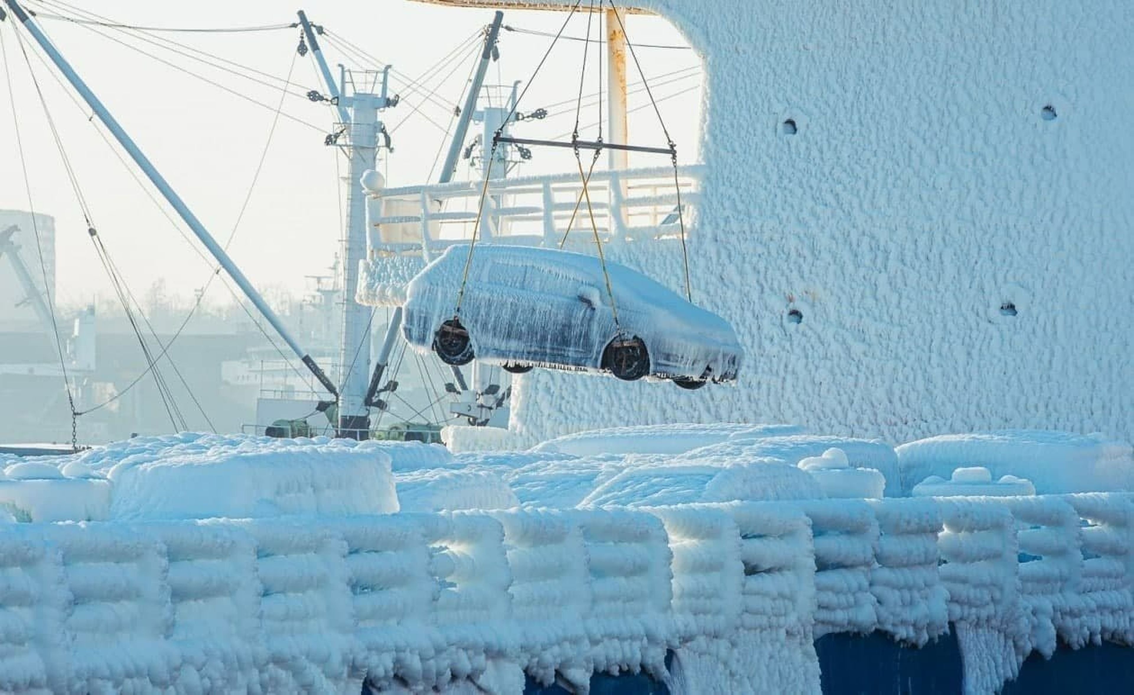Coches congelados en un buque en Vladivostok.