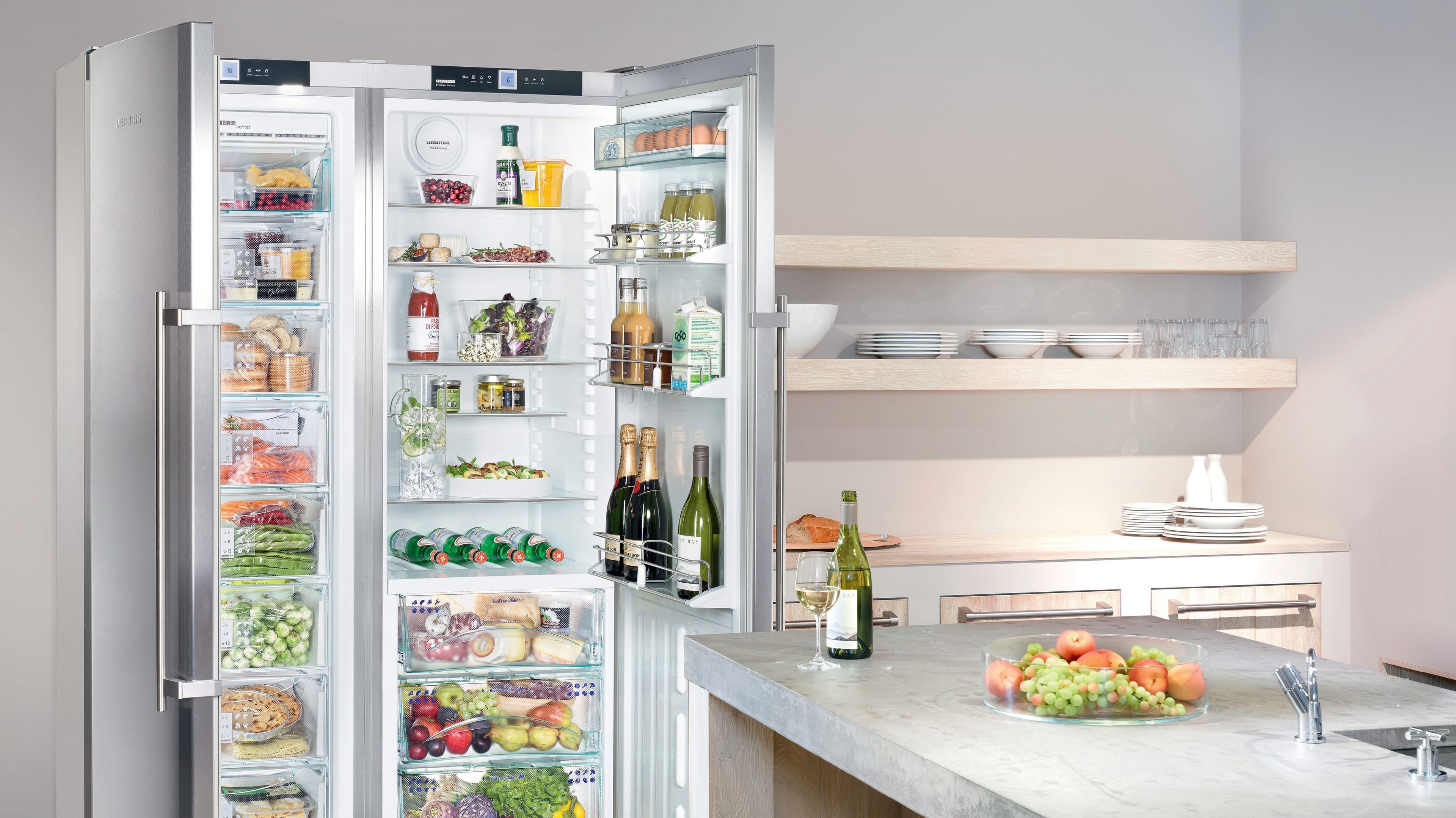 Какие встроенные холодильники лучше. Холодильник Side by Side. Fresh Zone в холодильнике что это. Встраиваемый холодильник с Фреш зоной. Зона свежести в холодильнике что это.