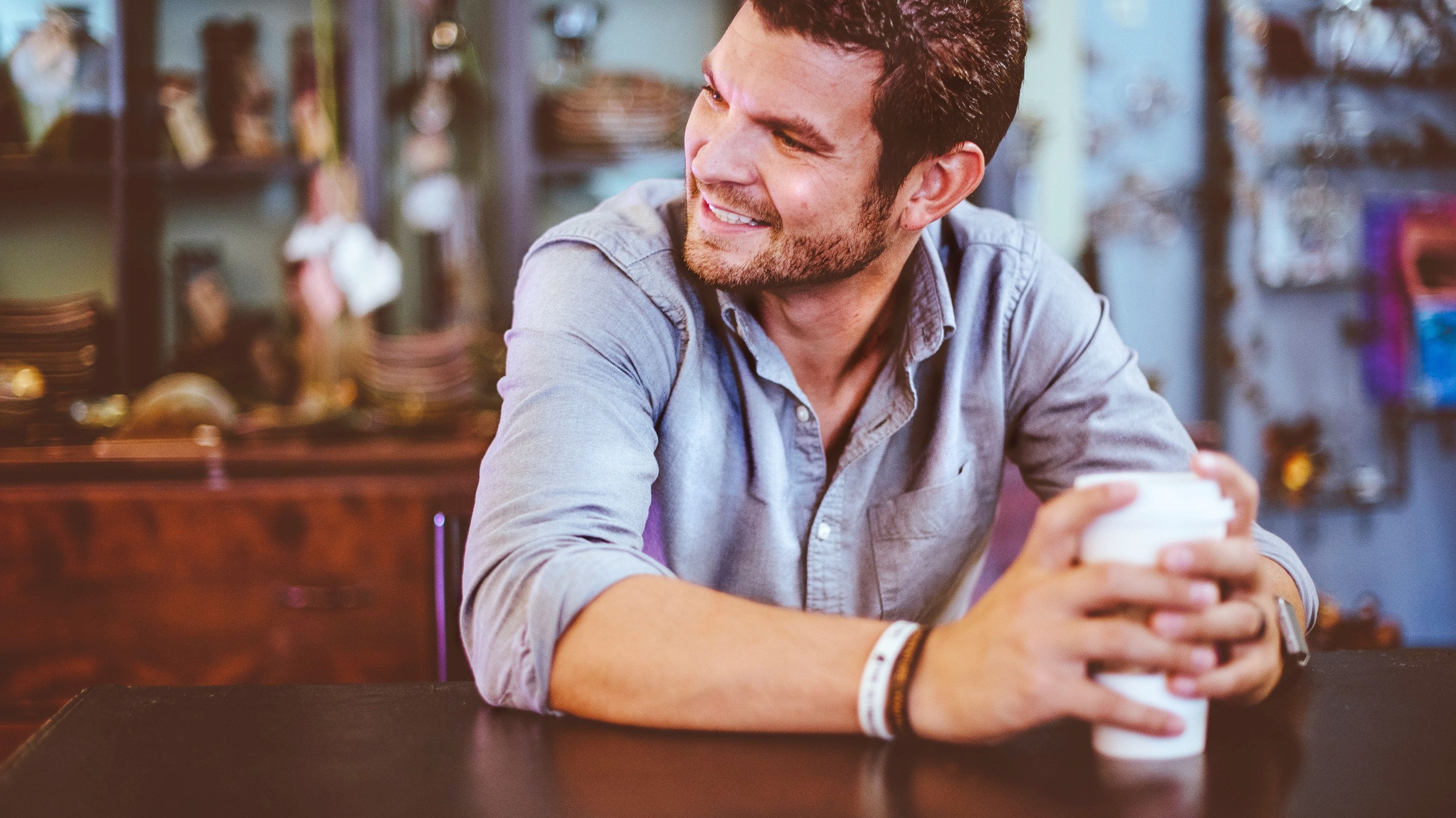 Hombre sonriente bebiendo un café