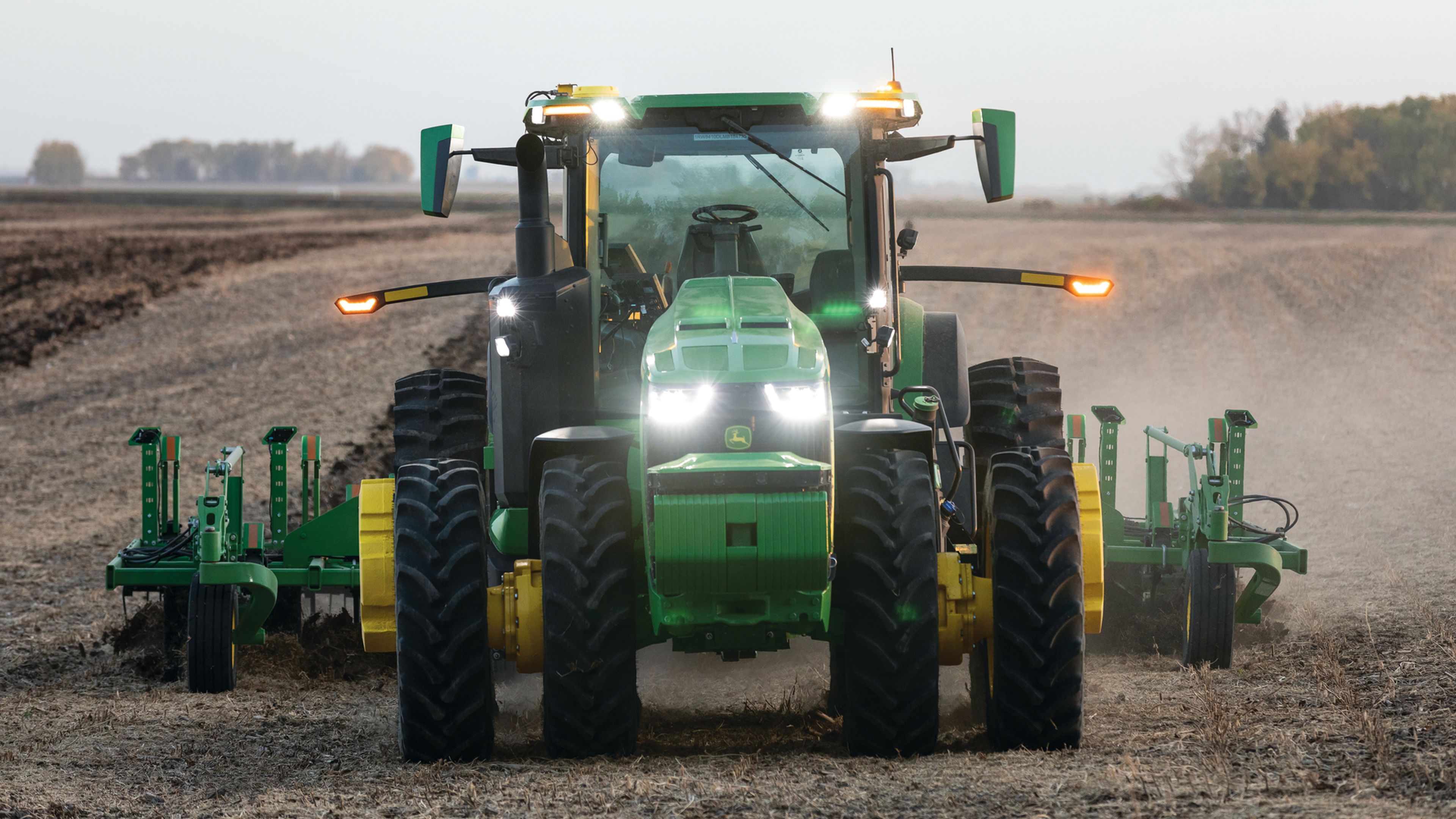 John Deere presenta su impresionante tractor autónomo de 8 ruedas