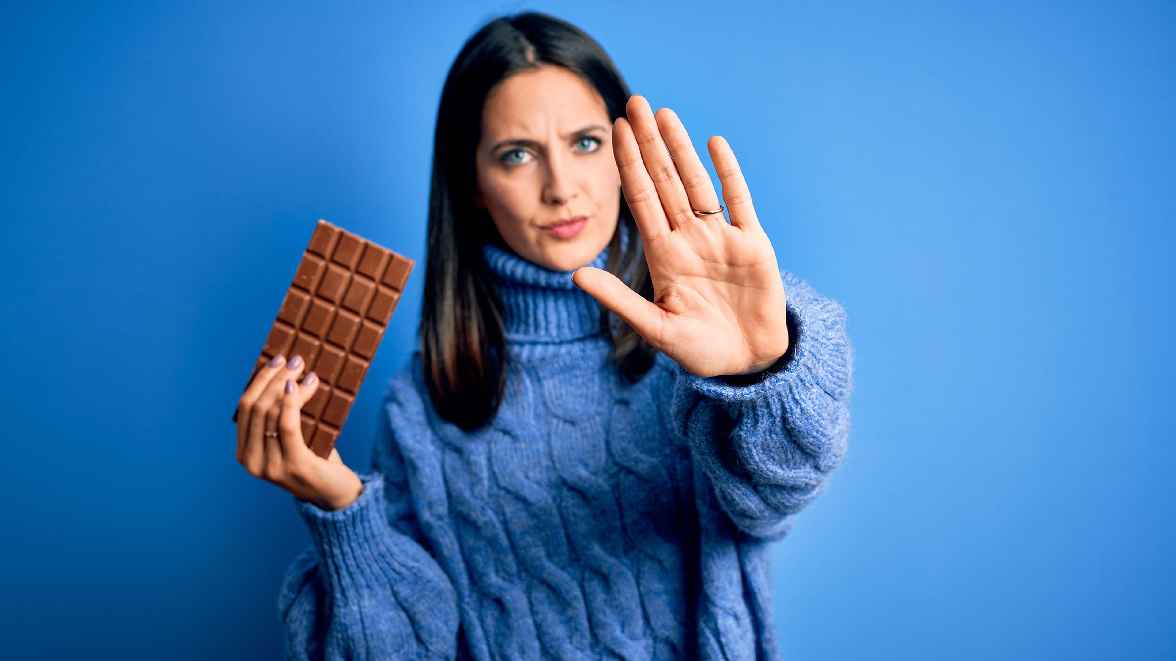 Mujer sosteniendo una tableta de chocolate