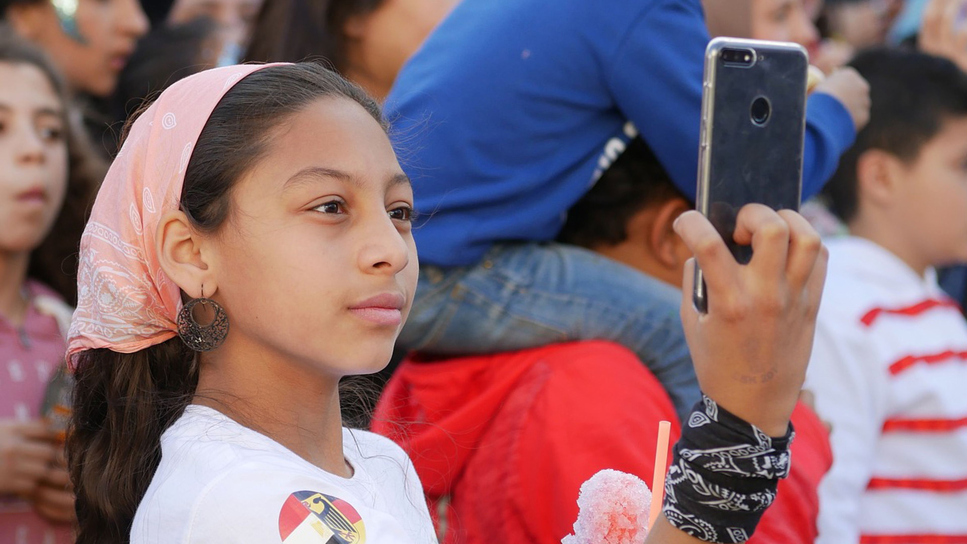 Niña con un móvil