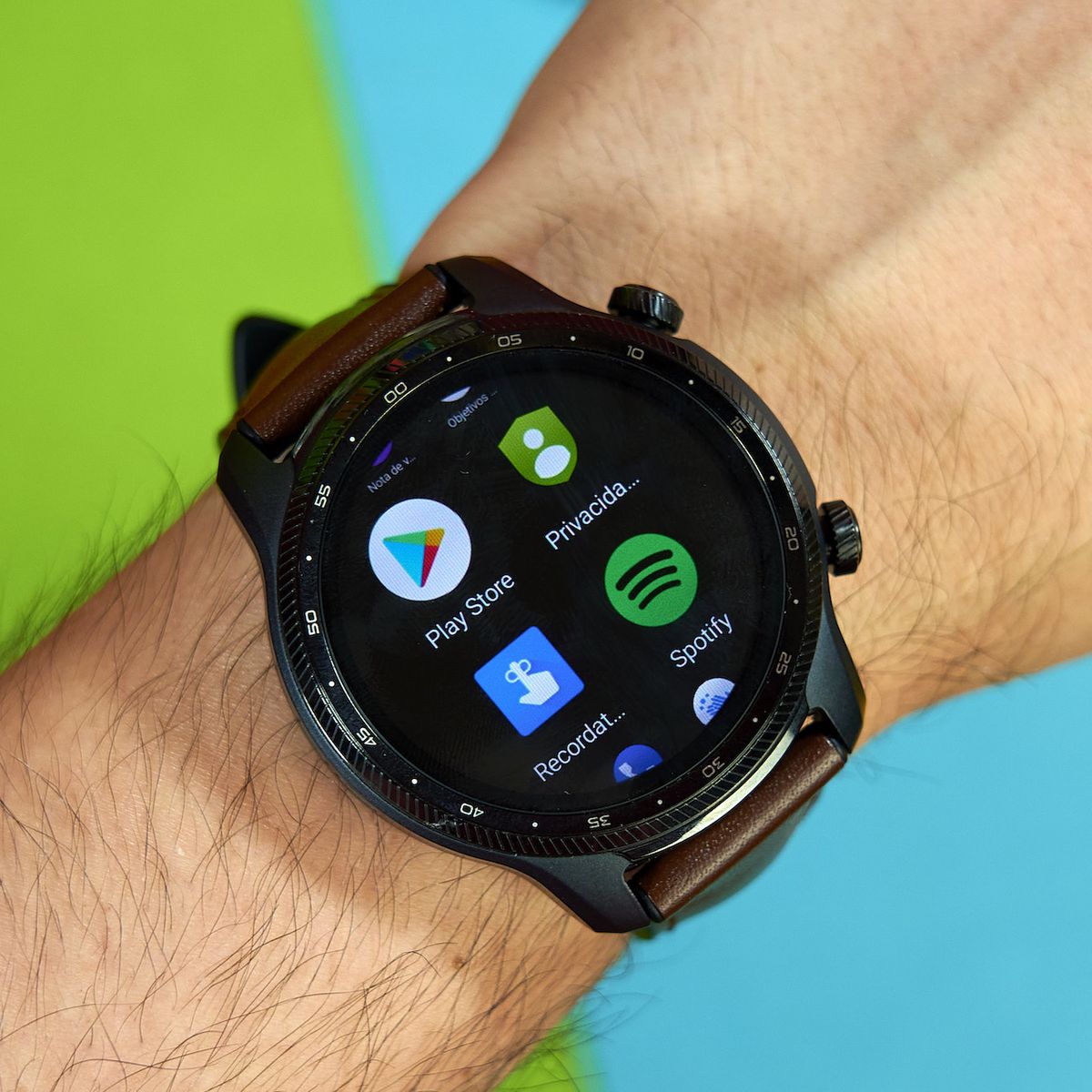 Este reloj inteligente tiene WhatsApp y no es Apple ni Samsung, y cuesta la  mitad