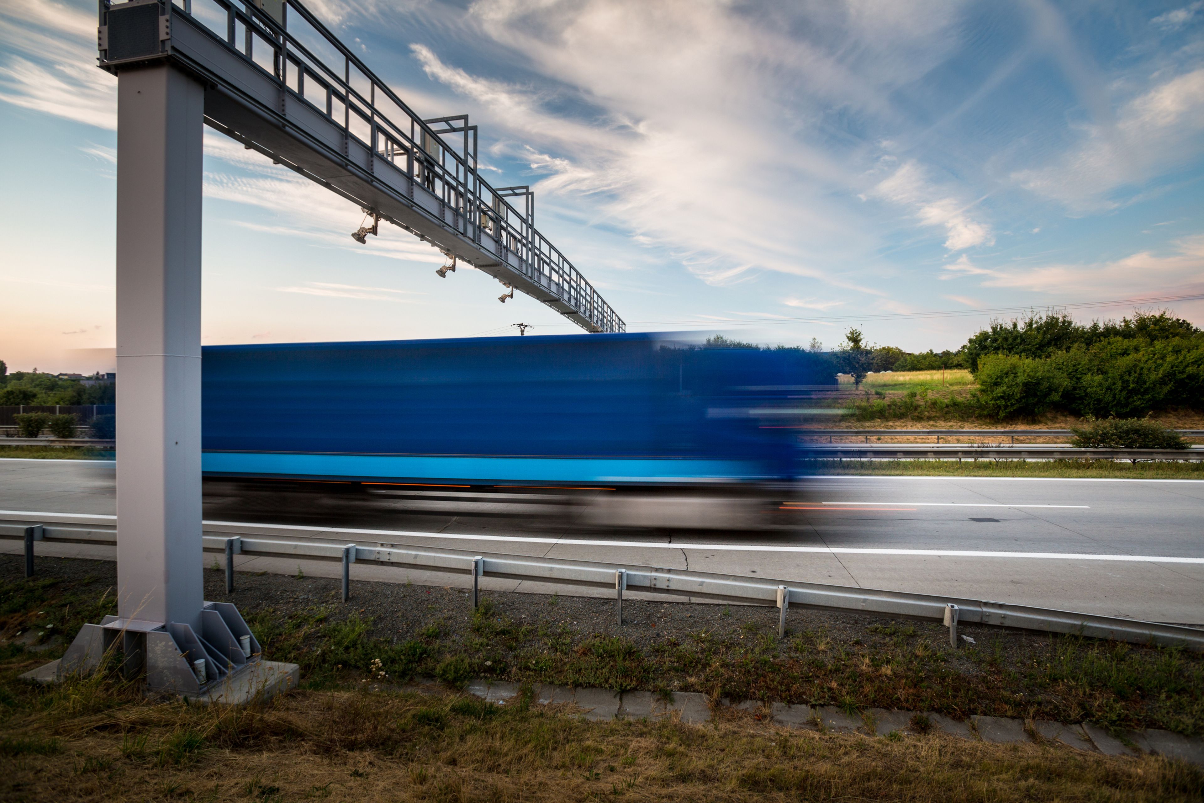 Autovia con peaje y radar