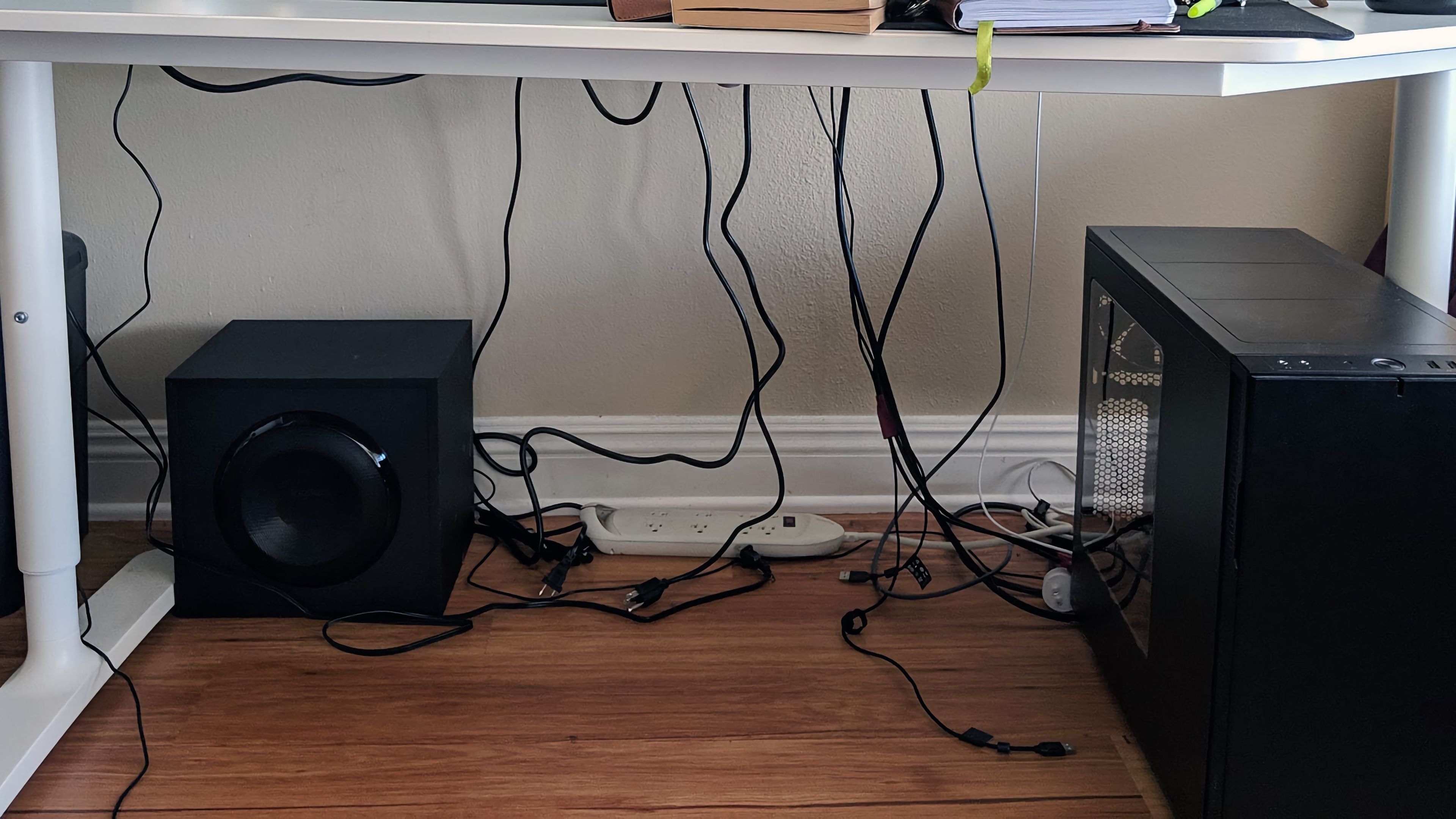 Cómo ordenar los cables y dispositivos en el salón con estas ideas de IKEA