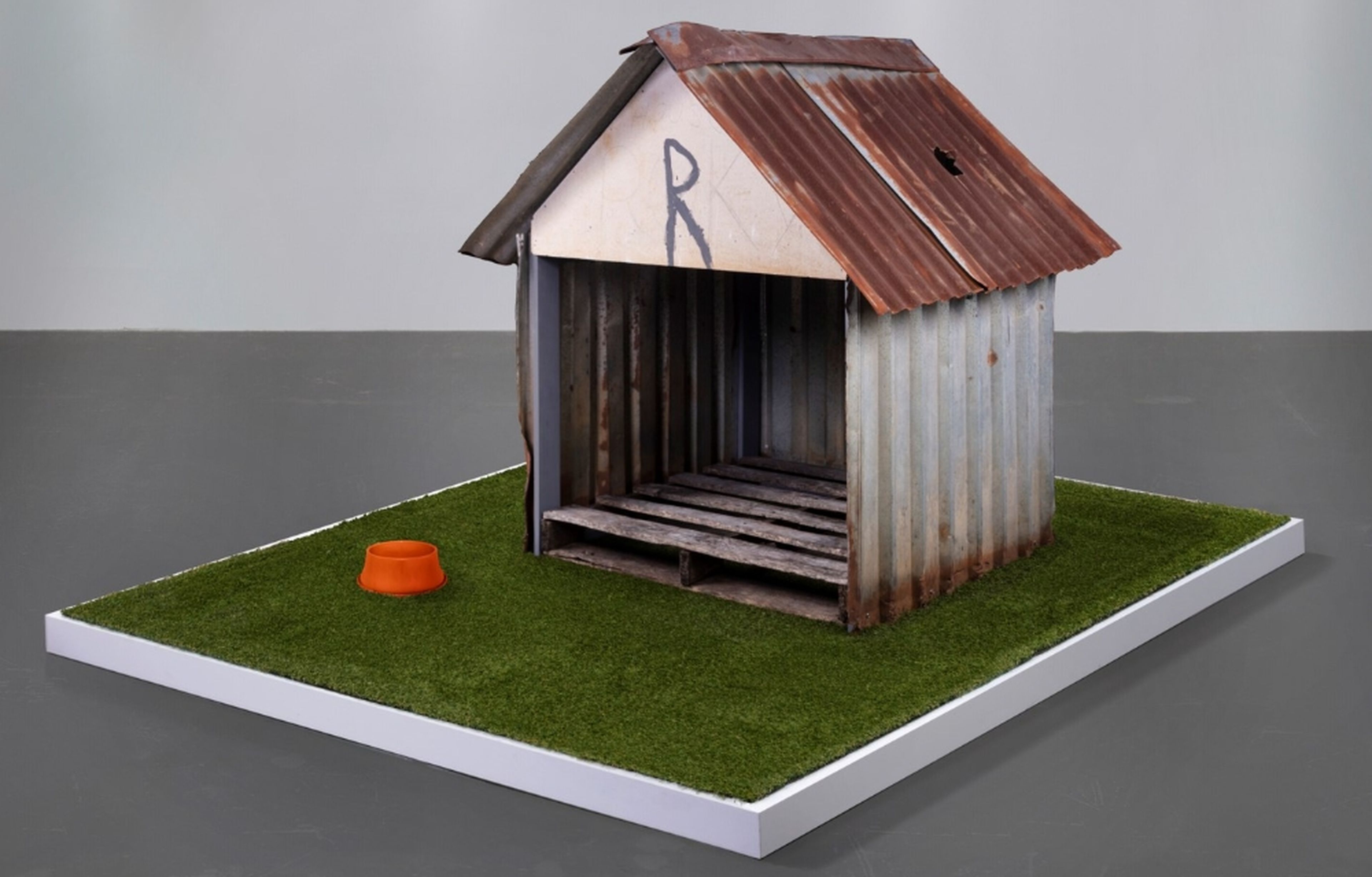 Esta cutre caseta de perro oxidada se ha vendido en Christie's por 44.000 euros, y la razón está en su tejado