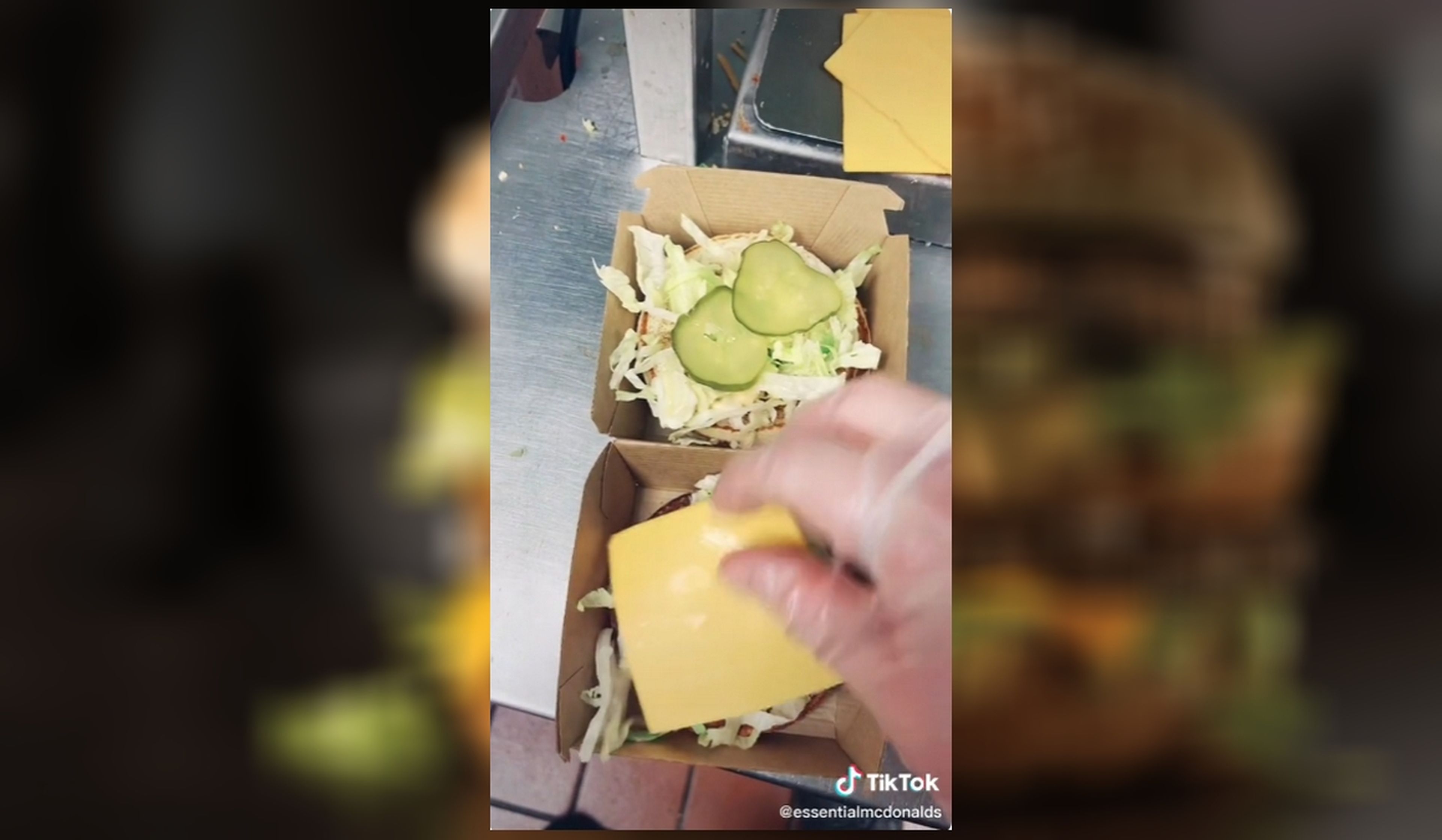 Un empleado de McDonald's graba un vídeo secreto mostrando cómo se prepara un Big Mac