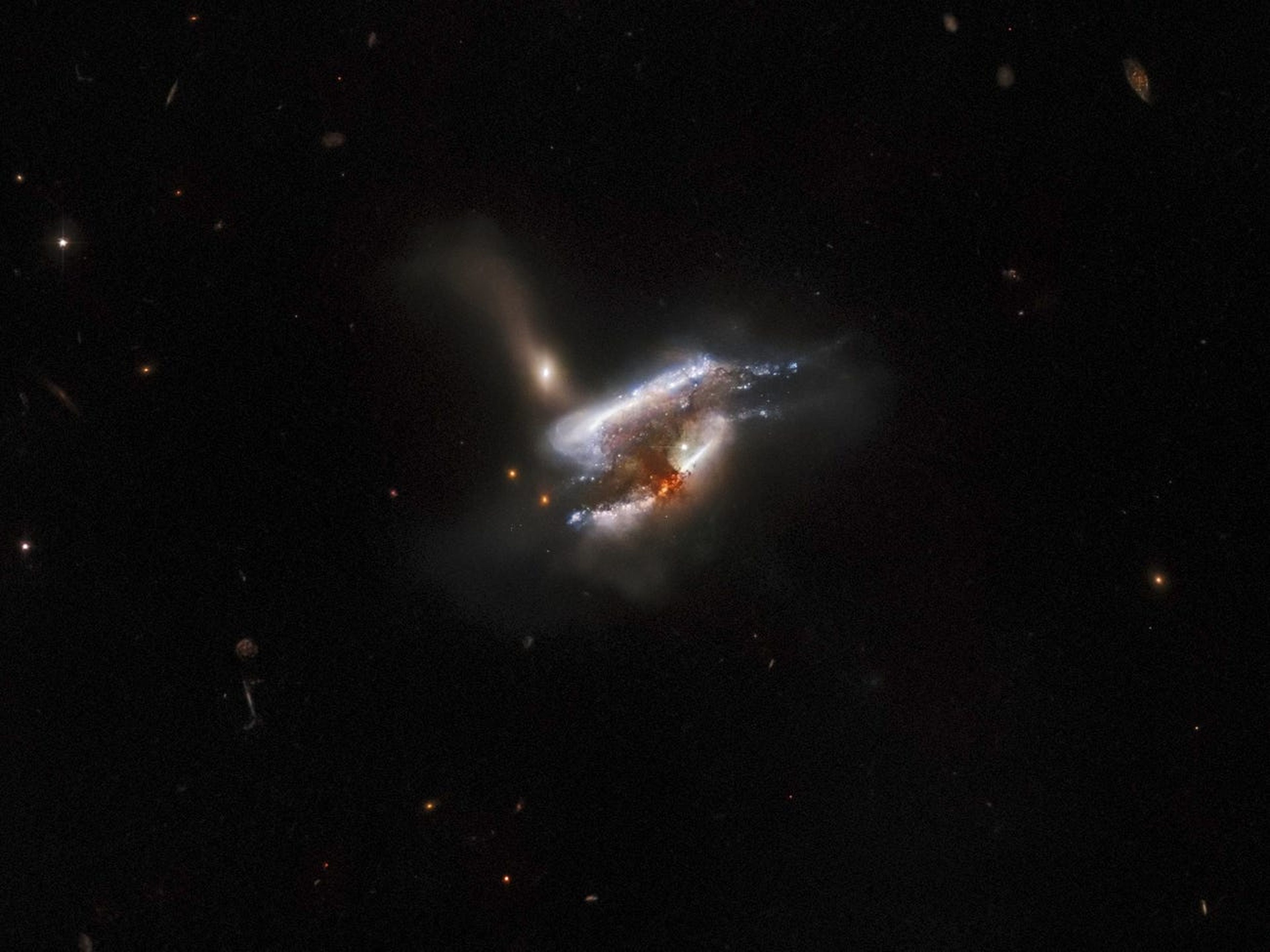 Una fusión de tres galaxias captada por el telescopio espacial Hubble