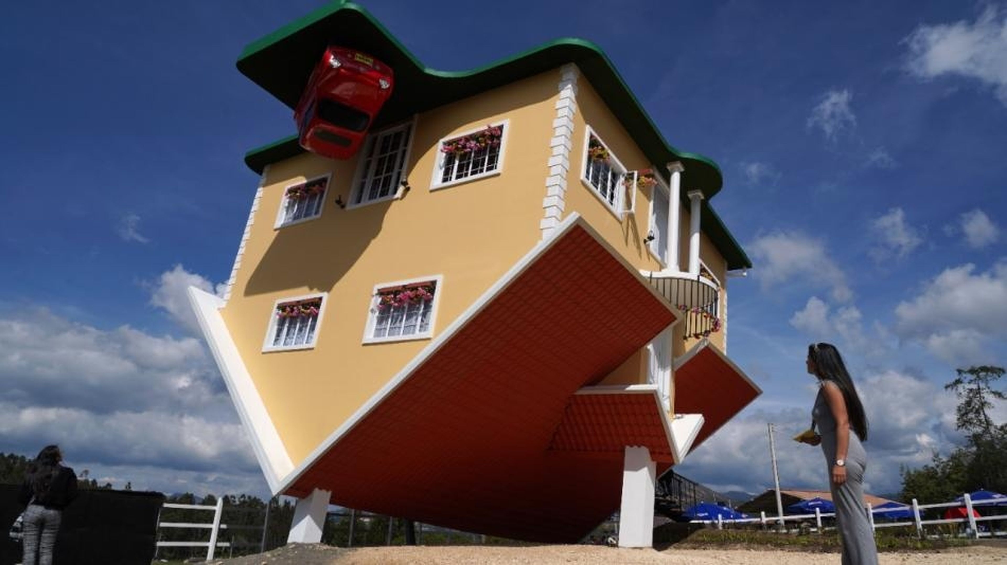 Se inaugura La Casa Loca de Guatavita, en Colombia, en donde todo está boca abajo