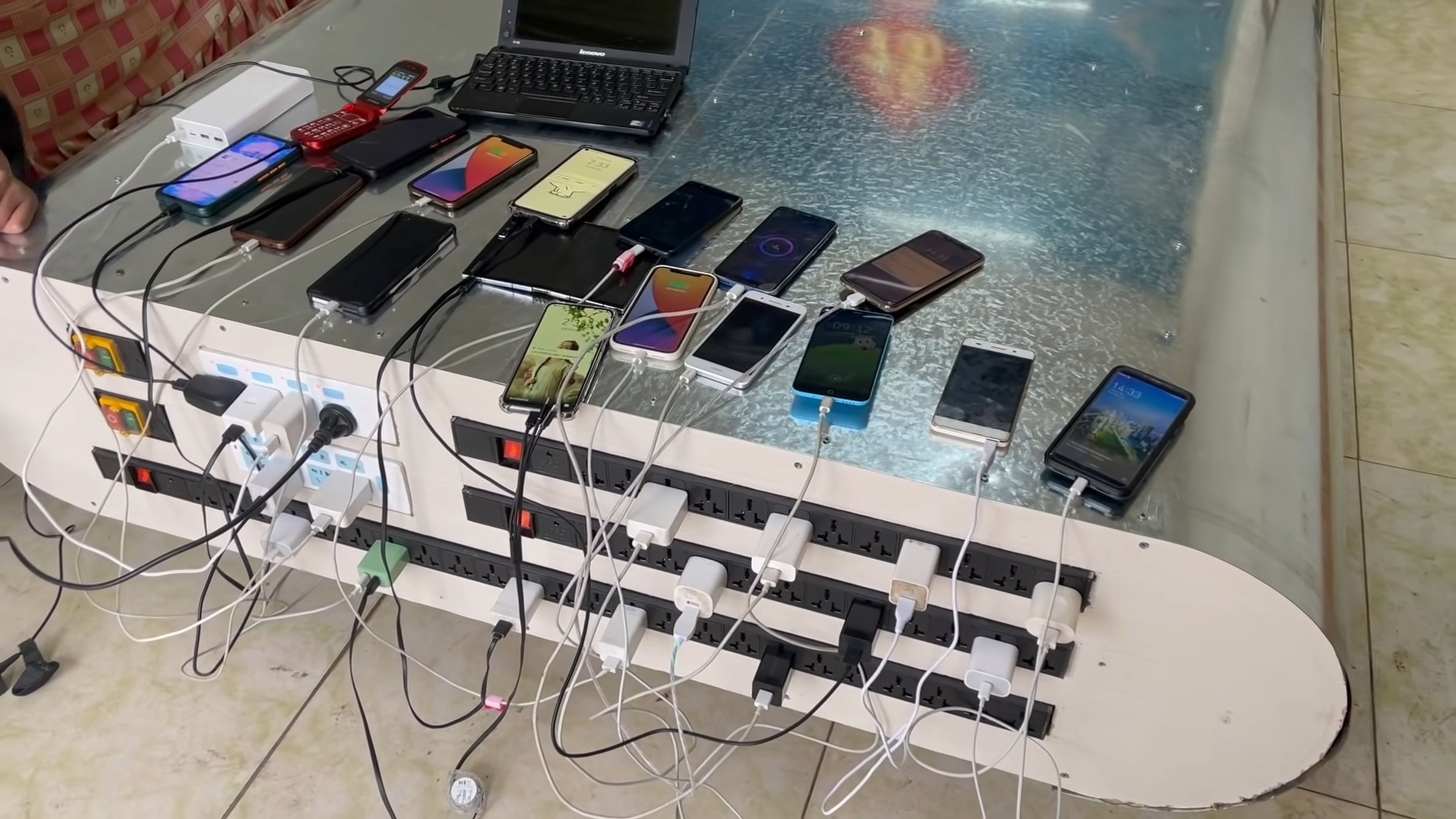 Un ingeniero chino construye una batería portátil de 27.000.000 mAh que puede recargar 5.000 móviles