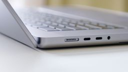 Portátil MacBook Pro con conexiones USB-C