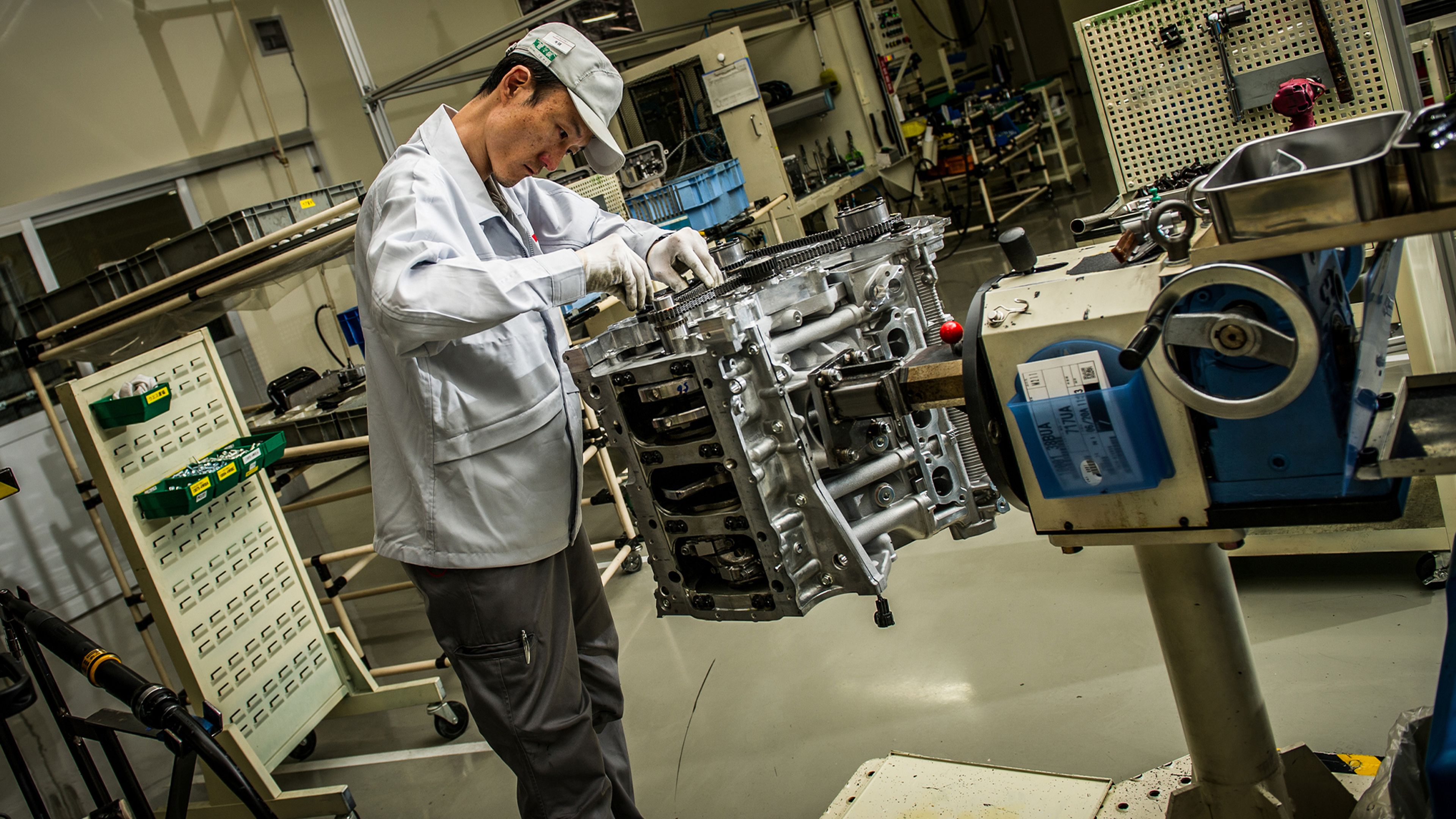 Takumi de Nissan construyendo el motor de un GT-R.