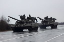 Tanques ucranianos se movilizan a las afueras de Kiev tras el ataque de Rusia.