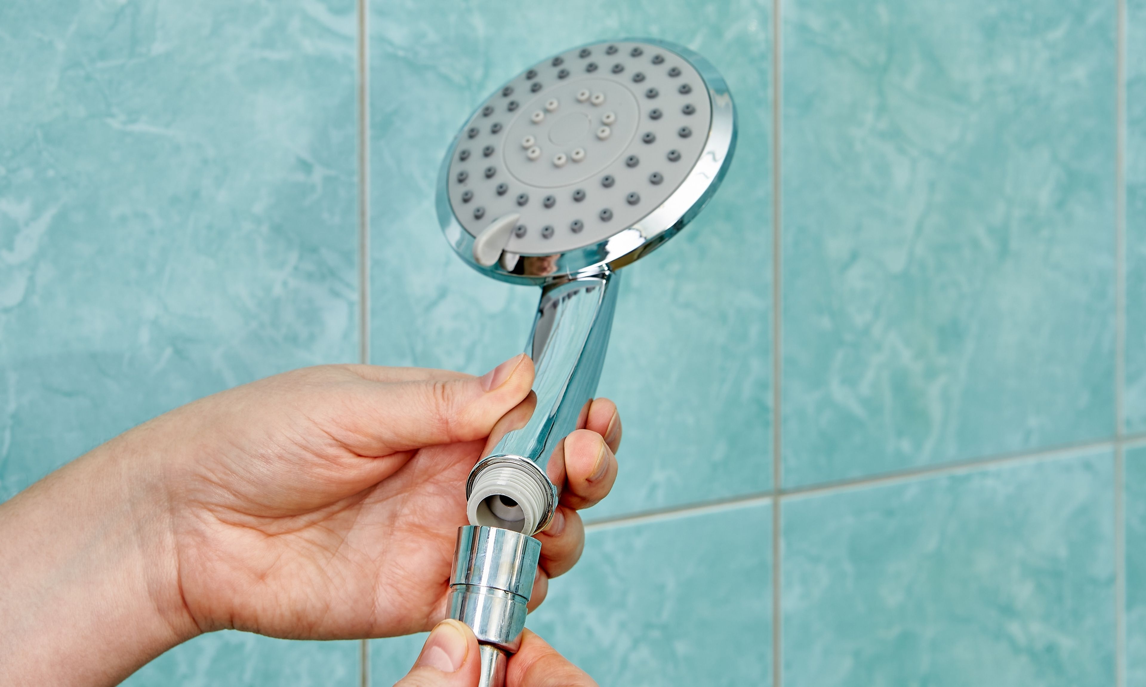 El truco genial para limpiar la alcachofa de la ducha y los grifos de forma  sencilla