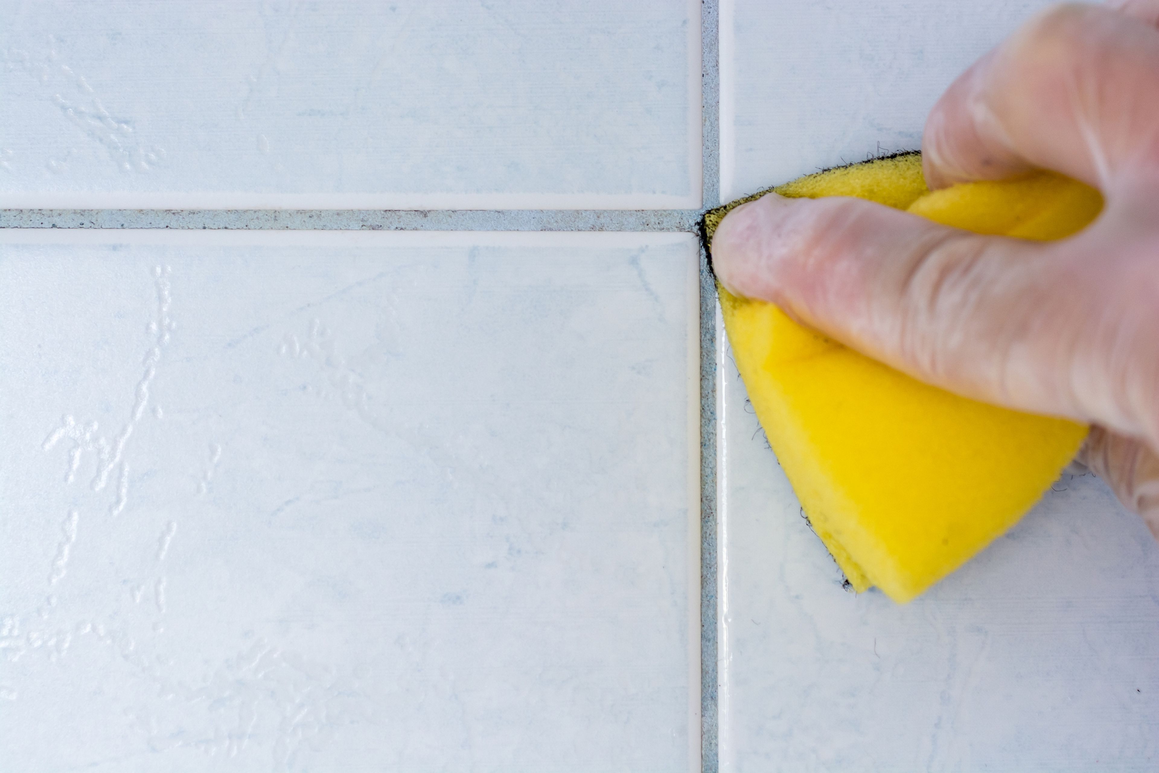 Cómo limpiar las juntas de los azulejos usando solo ingredientes naturales
