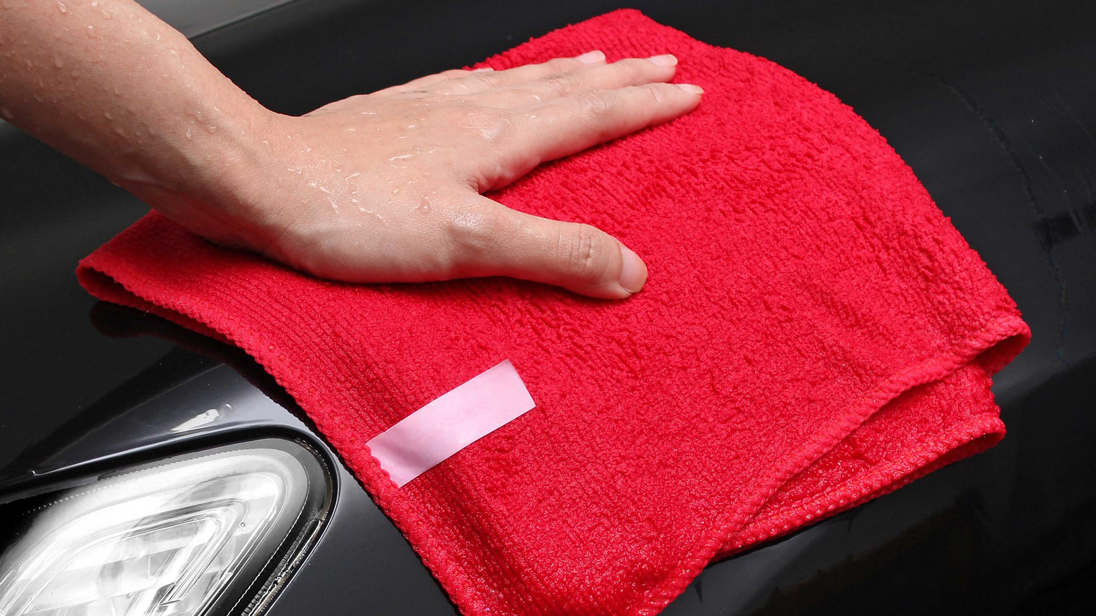 Elimina los arañazos de tu coche: Remedios caseros por menos de 5 euros 2 Motor16 Tapar con cinta adhesiva