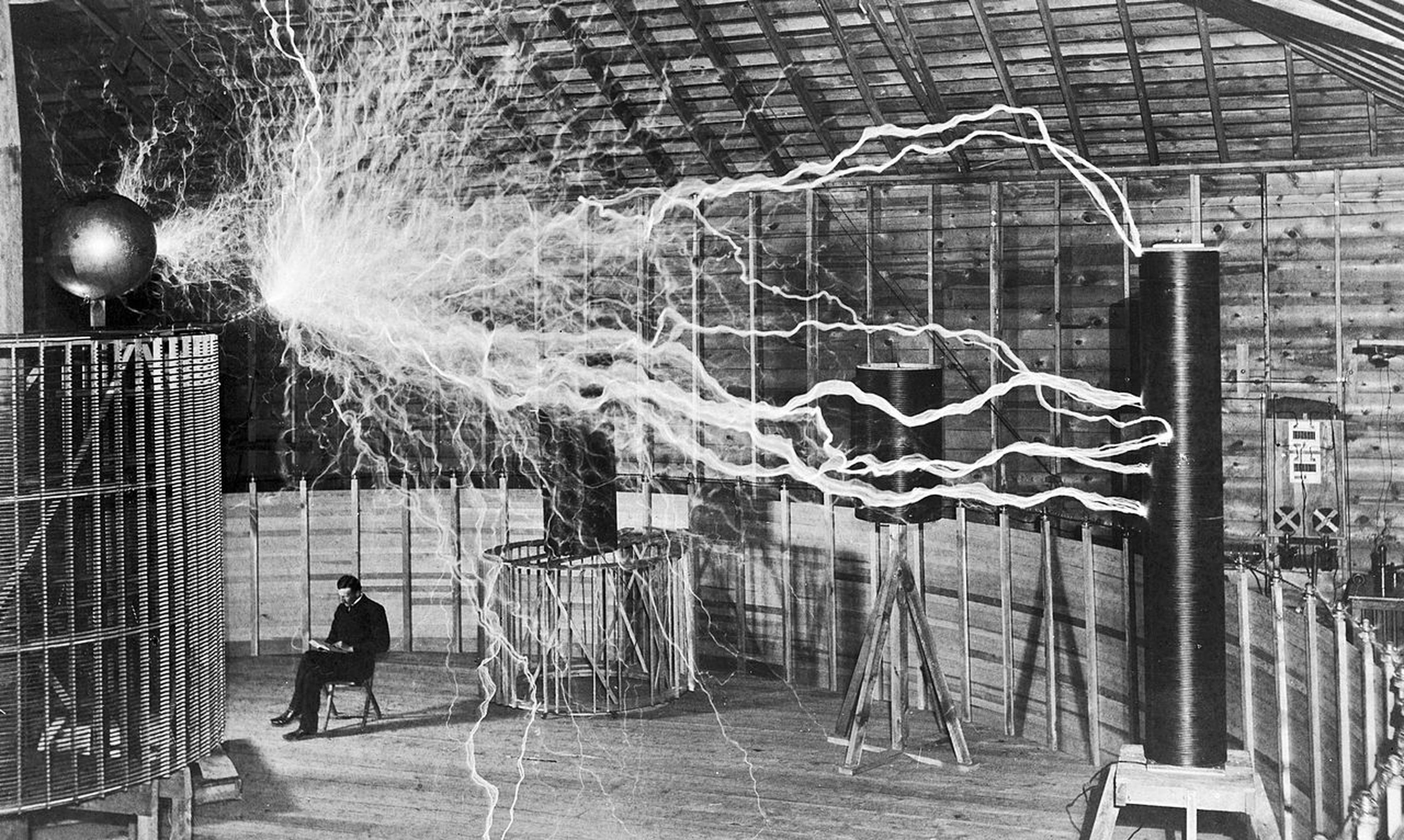 Cuando Nikola Tesla pagó años de hotel con un Rayo de la Muerte que era una caja llena de tuercas y cables