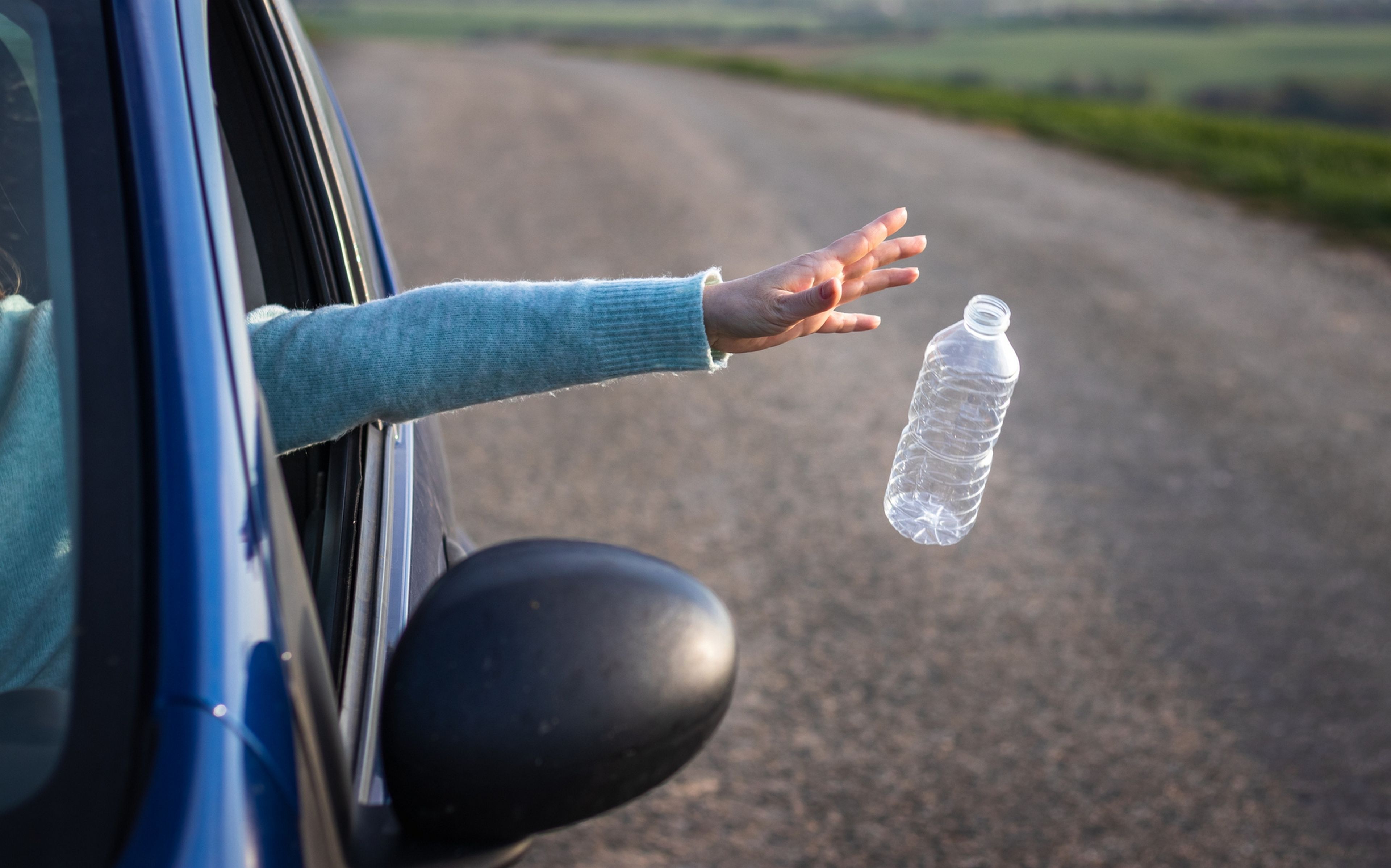Cuidado con el truco de la botella: la nueva forma de robarte el coche que se ha puesto de moda