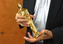 La gran protagonista de los Oscar: cuánto pesa la estatuilla, de qué está hecha, y cuánto te dan si la venden