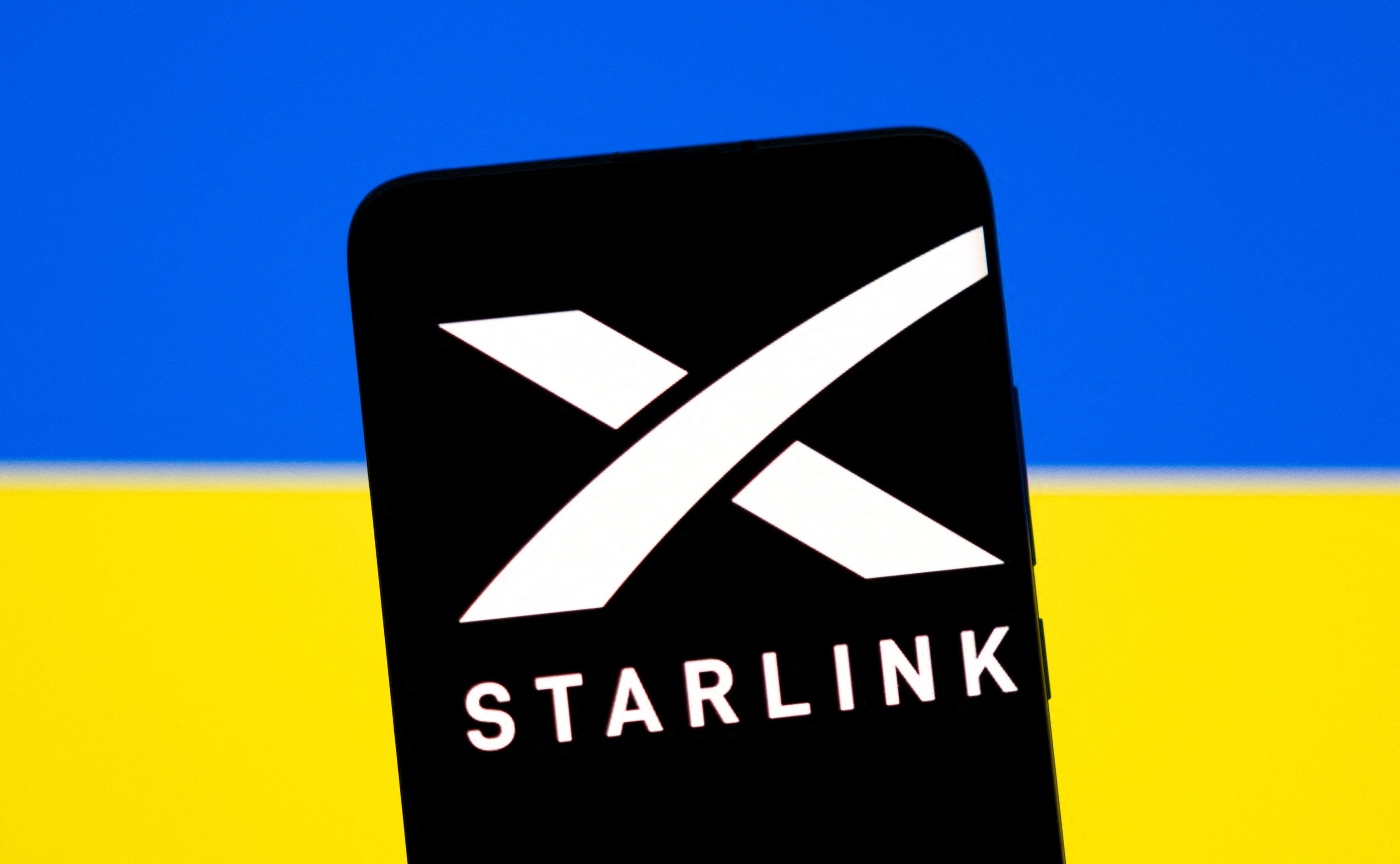 El logotipo de Starlink sobre una bandera de Ucrania