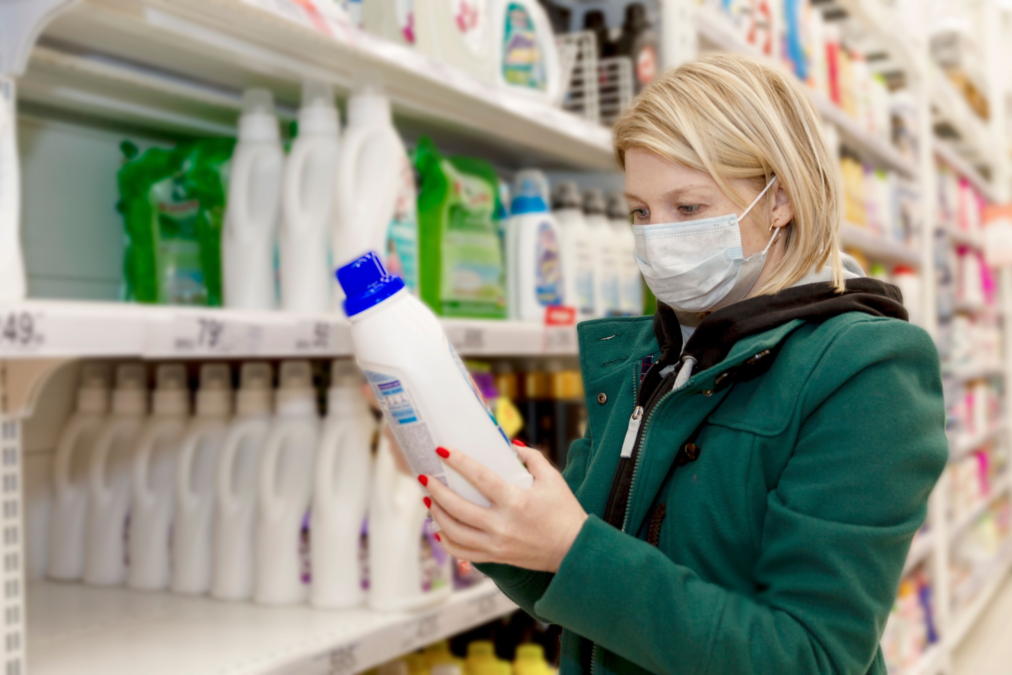 Mujer en el supermercado con mascarilla