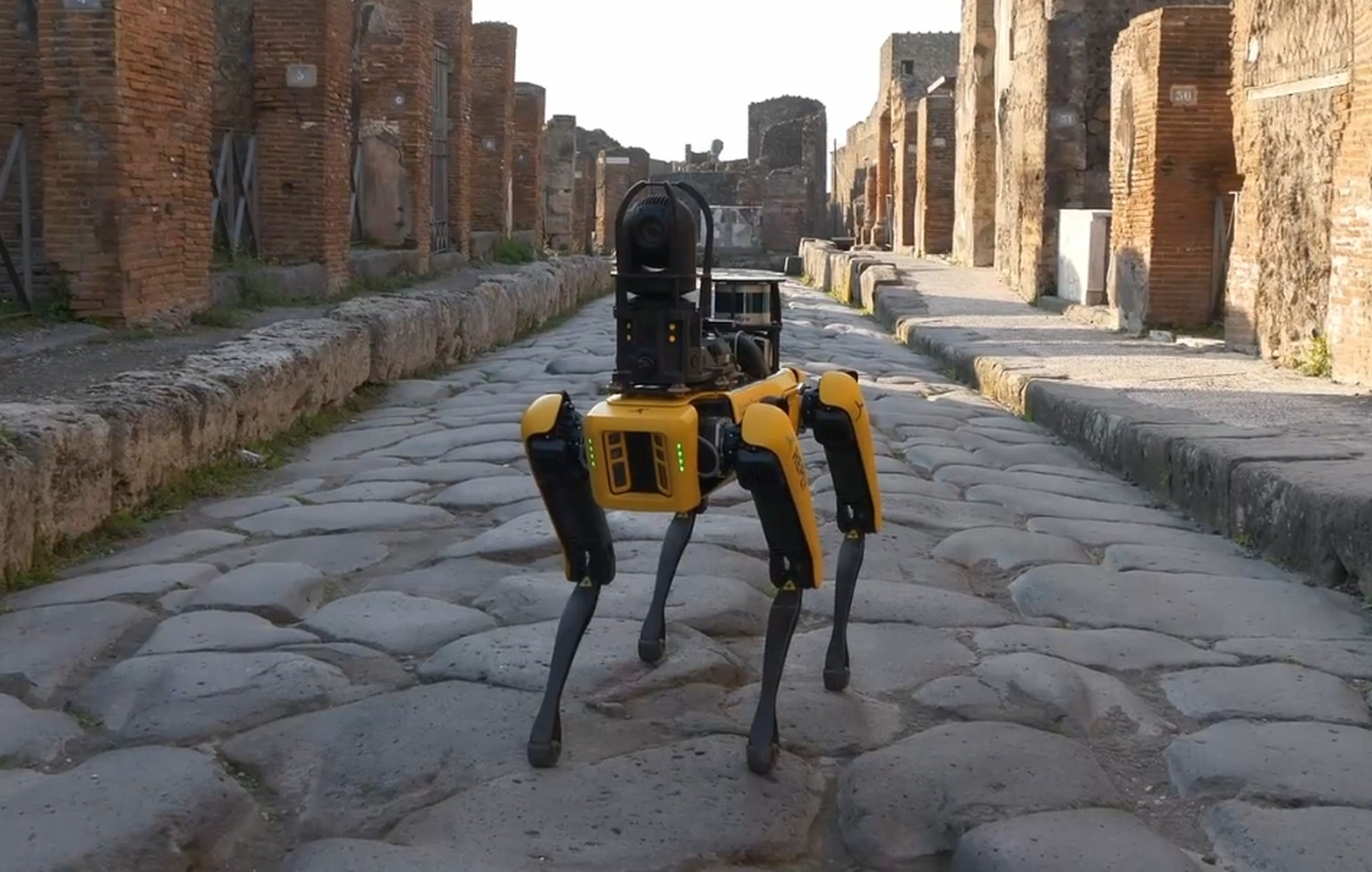 El perro robot Spot y los drones ya patrular las calles de Pompeya