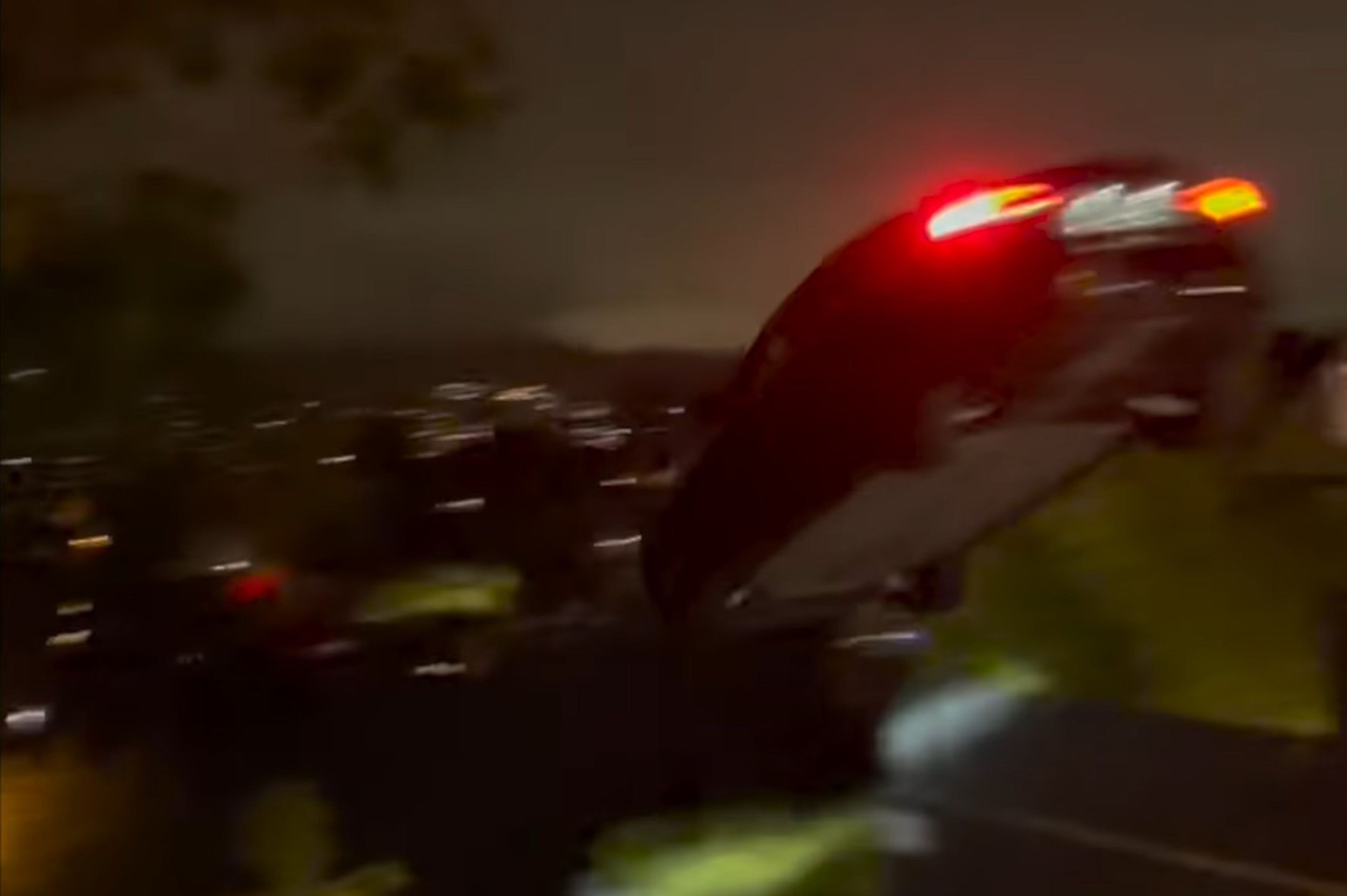 La policía busca al conductor del Tesla volador