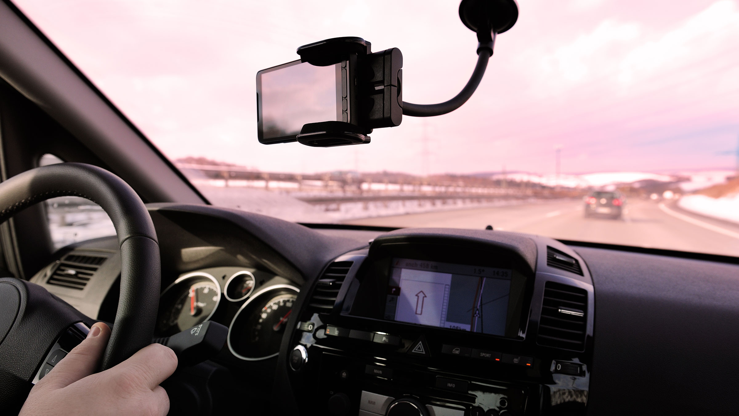 Los mejores soportes para llevar el móvil en el coche y evitar multas,  seleccionados por Motorpasión