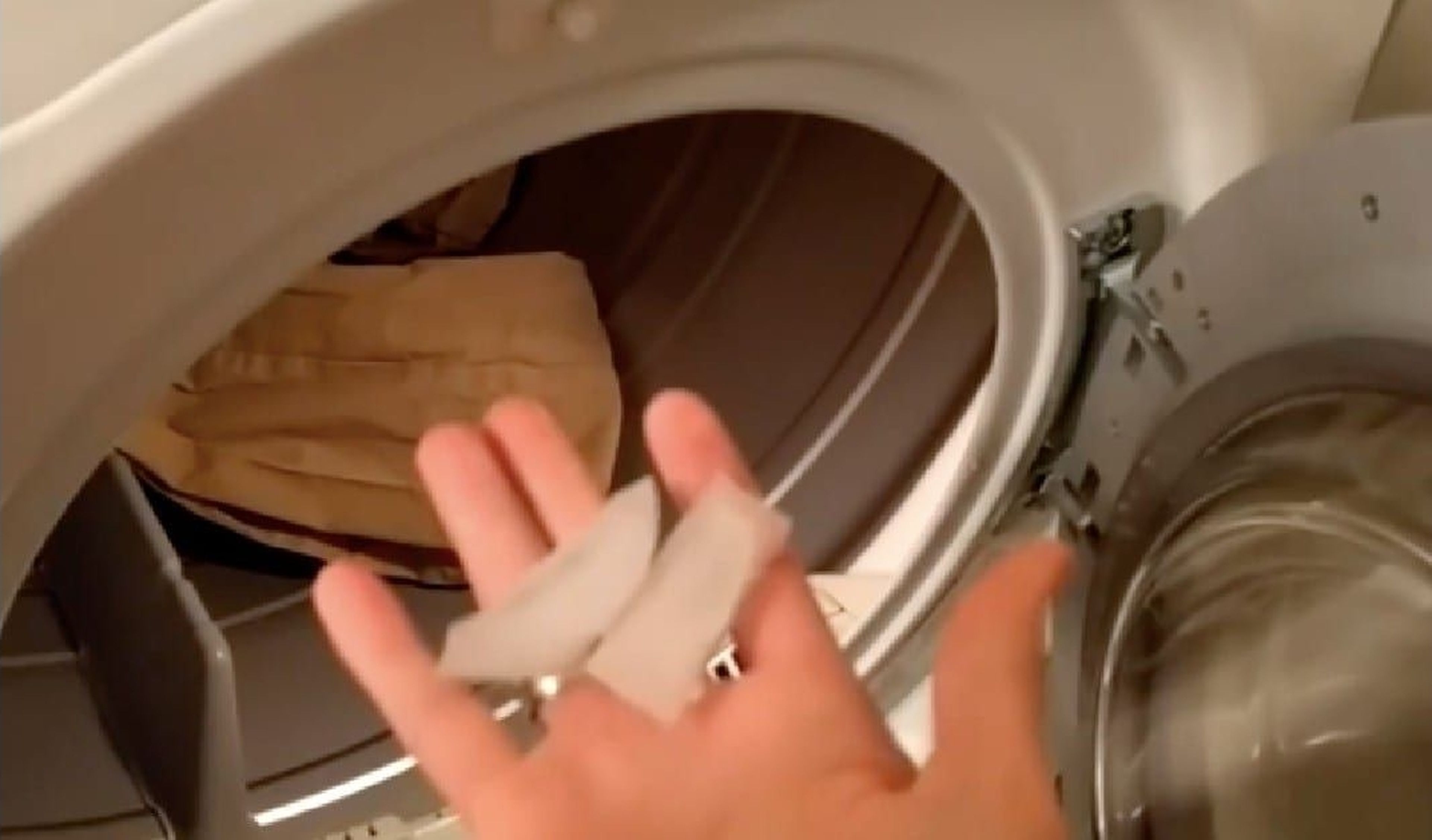 ¿Usas secadora? Este truco genial eliminará las arrugas de la ropa para que sea más fácil plancharla
