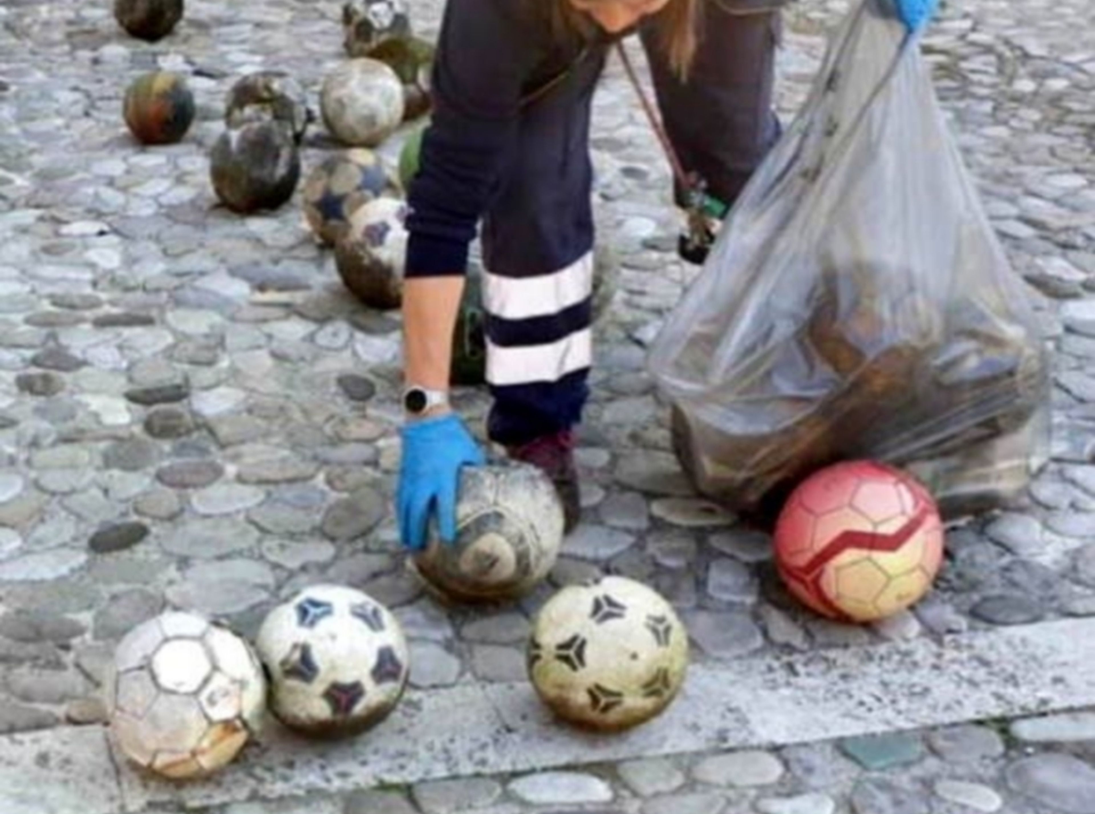 Arreglan el tejado de una iglesia italiana y encuentran docenas de balones que llevaban encajados desde el Mundial 78