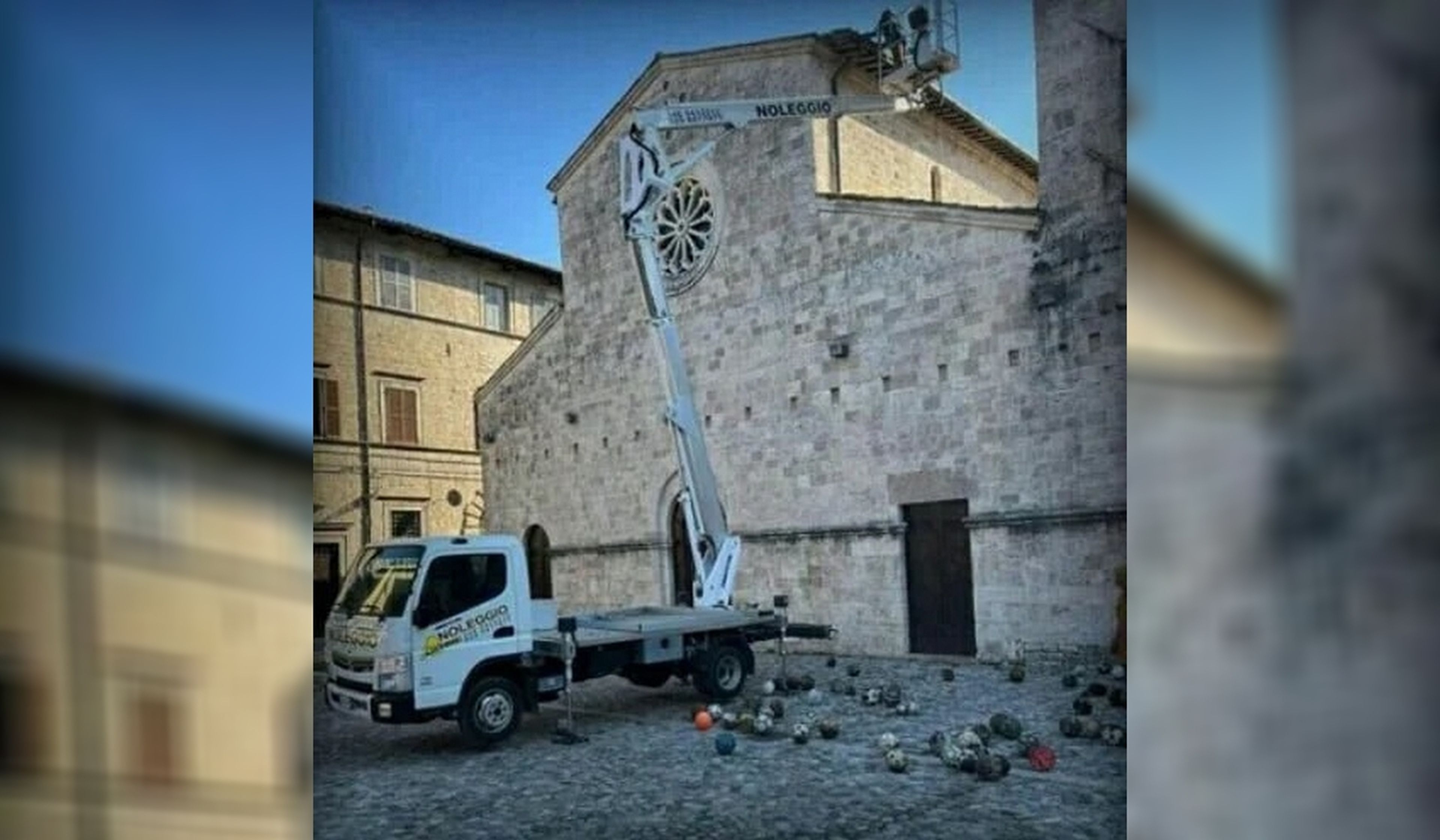 Arreglan el tejado de una iglesia italiana y encuentran docenas de balones que llevaban encajados desde el Mundial 78