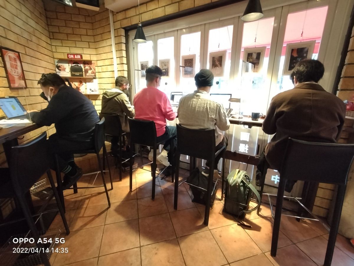 La cafetería japonesa anti-procrastinación: no puedes marcharte hasta que  no terminas el trabajo | Computer Hoy