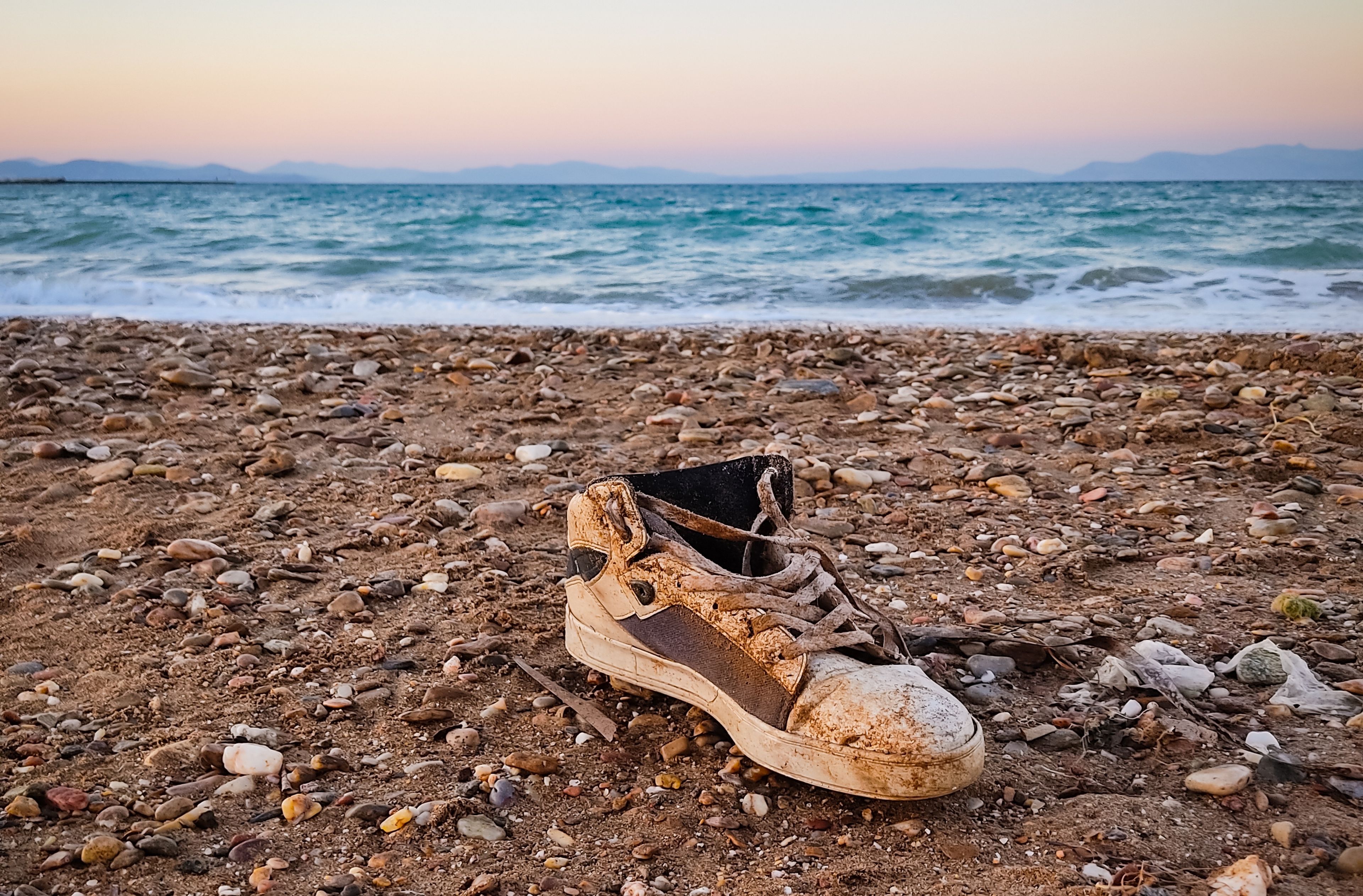 Descubren por qué han aparecido al menos 20 zapatillas con pies humanos en la costa de Salish