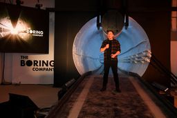 Elon Musk, en el primer túnel de prueba de The Boring Company, construido en California en 2018