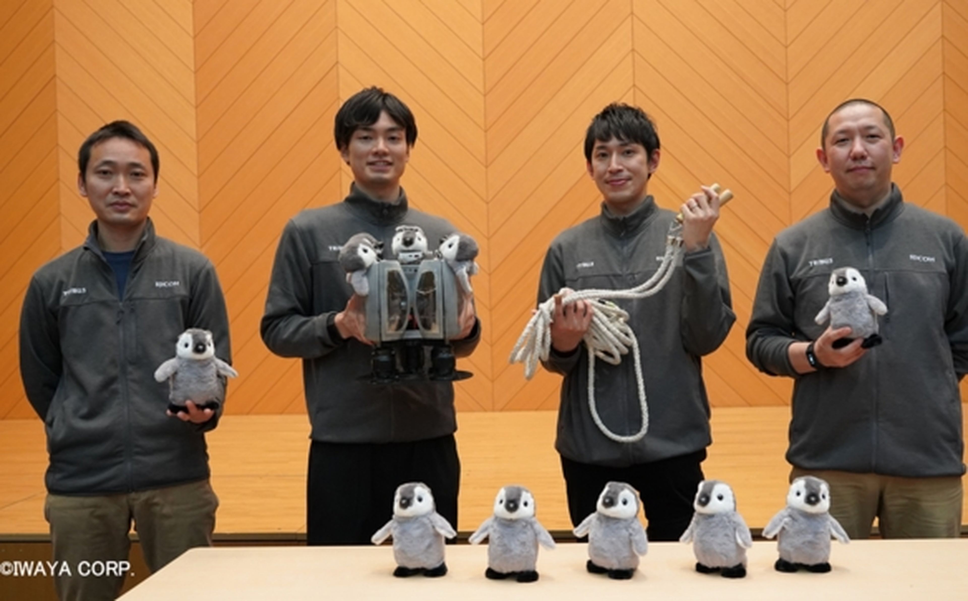 Estos pingüinos robots saltarines han batido el récord Guinness saltando a la comba