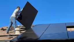Hombre instalando paneles solares en un tejado