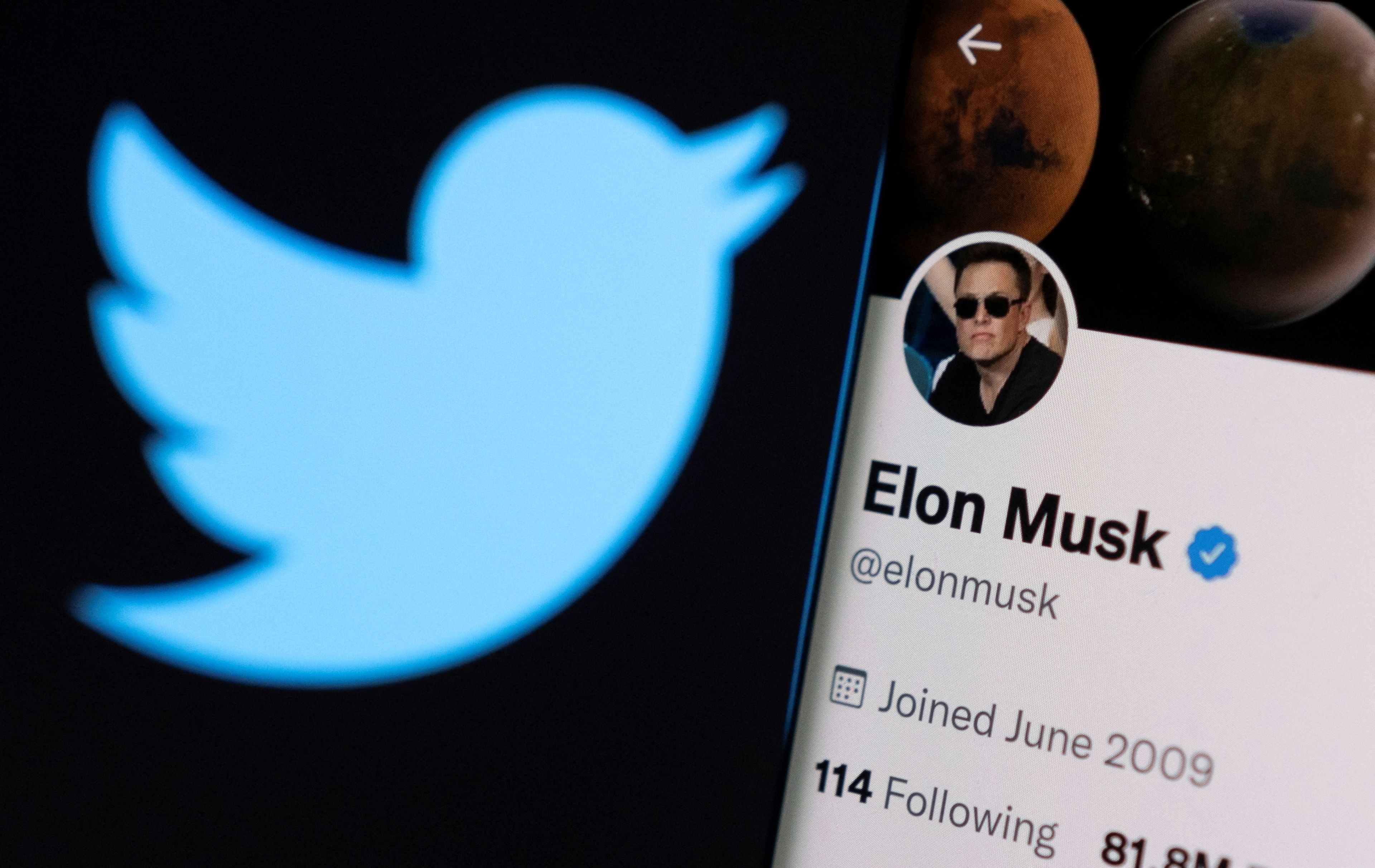 Ilustración con la cuenta de Twitter de Elon Musk (en 2009) y el logo de la compañía de fondo.