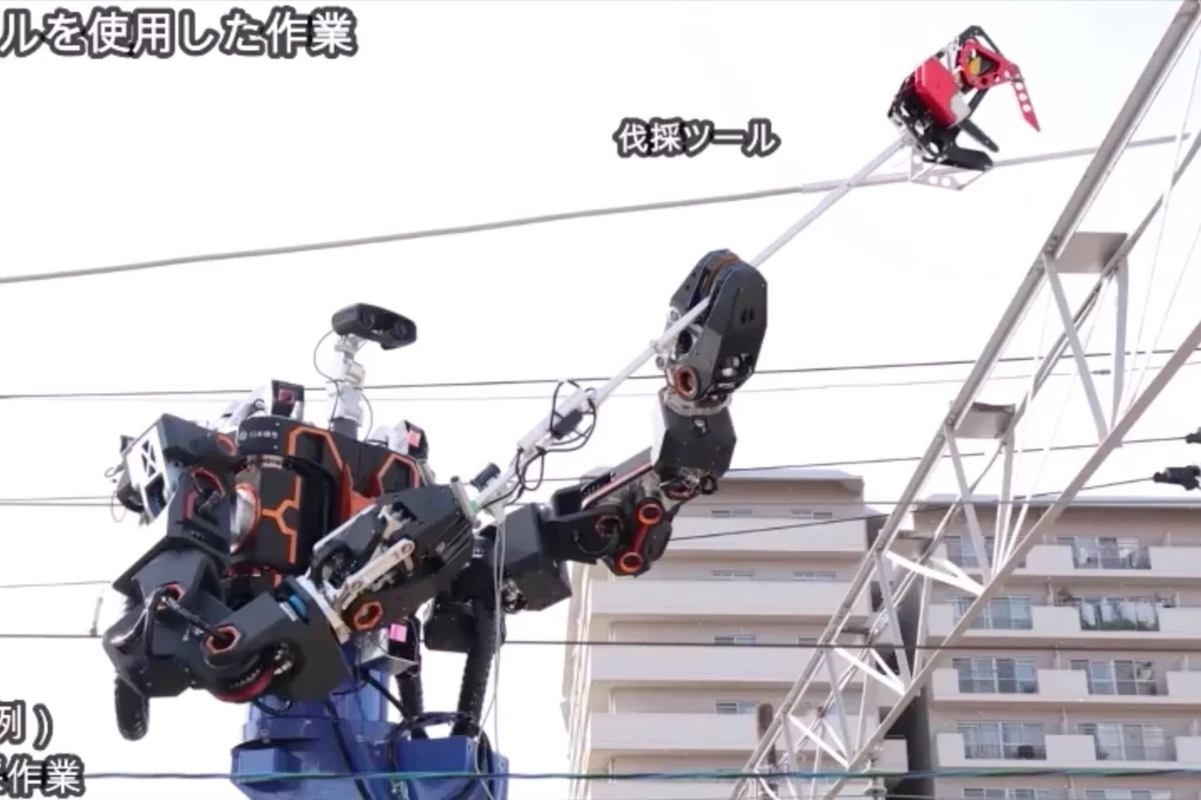 En Japón usan un robot tipo Gundam de 15 metros de altura, manejado por realidad virtual, para arreglar los cables del tren