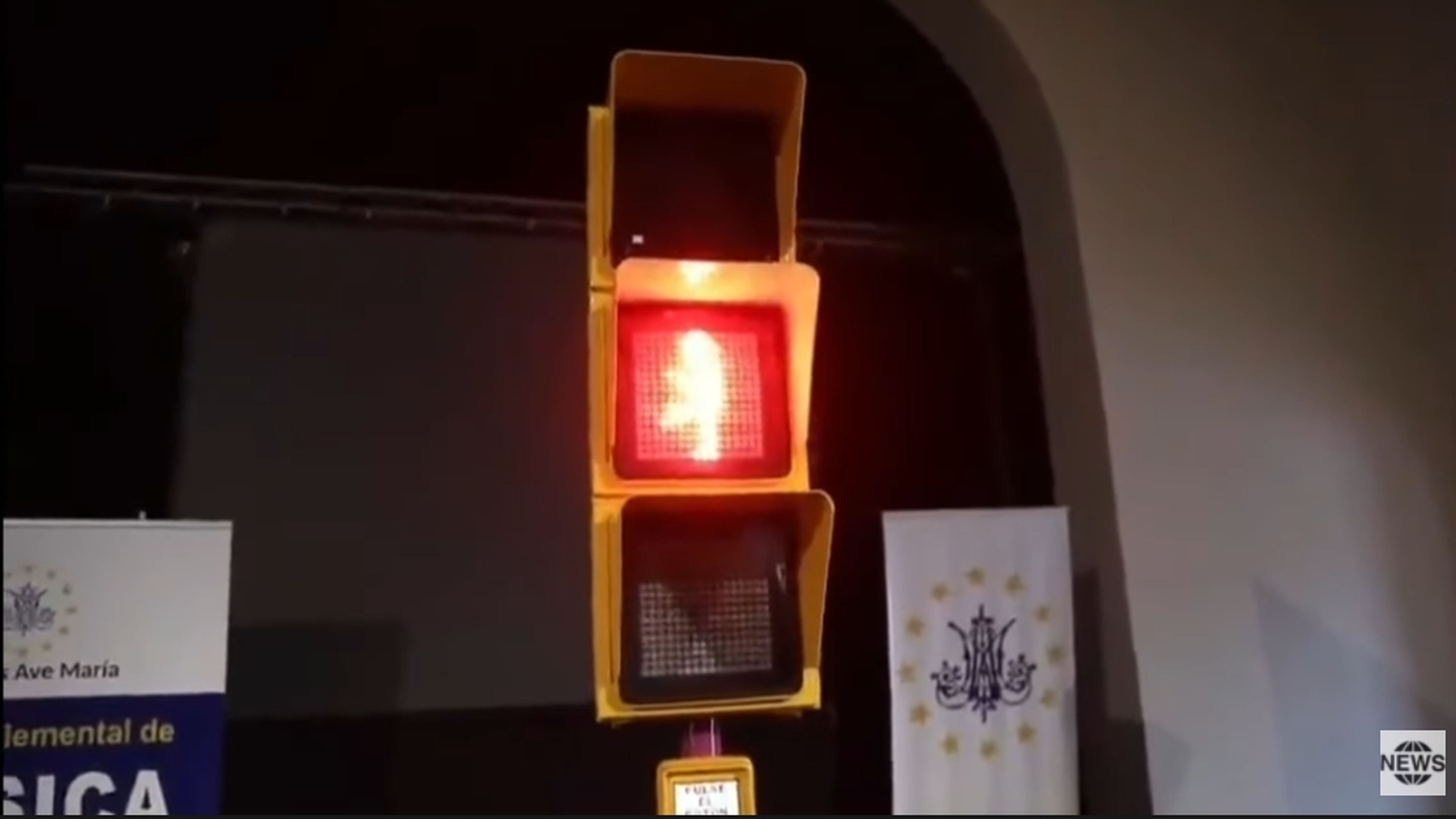 En Málaga inauguran el semáforo de Chiquito de la Calzada, ojalá todos los semáforos fueran así