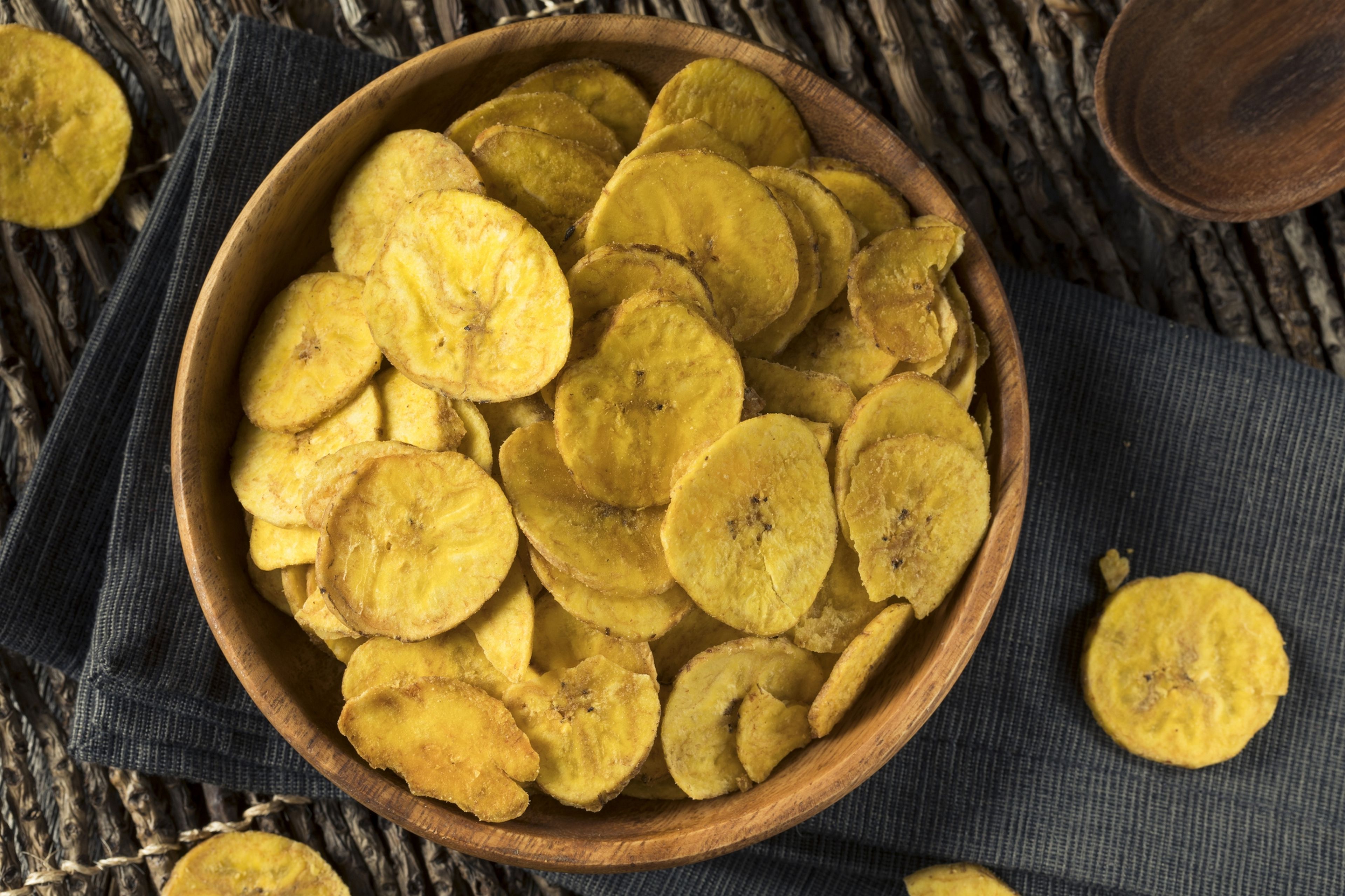 Olvídate de las patatas fritas: cómo preparar deliciosos snacks de plátano o banana, mucho más saludables