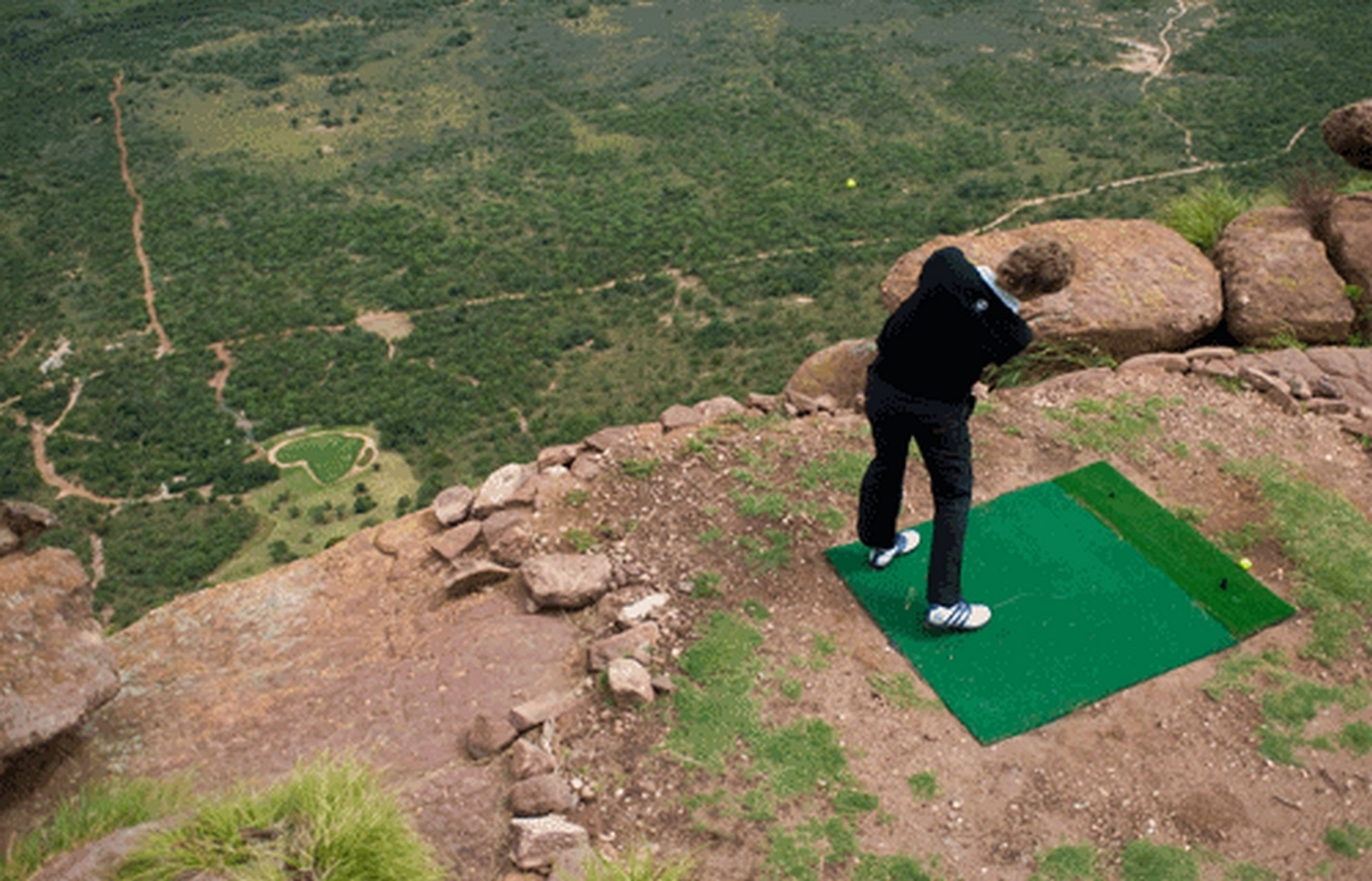 el par 3 de golf más difícil del mundo: solo se se puede llegar en helicóptero, y el hoyo está 400 metros más abajo