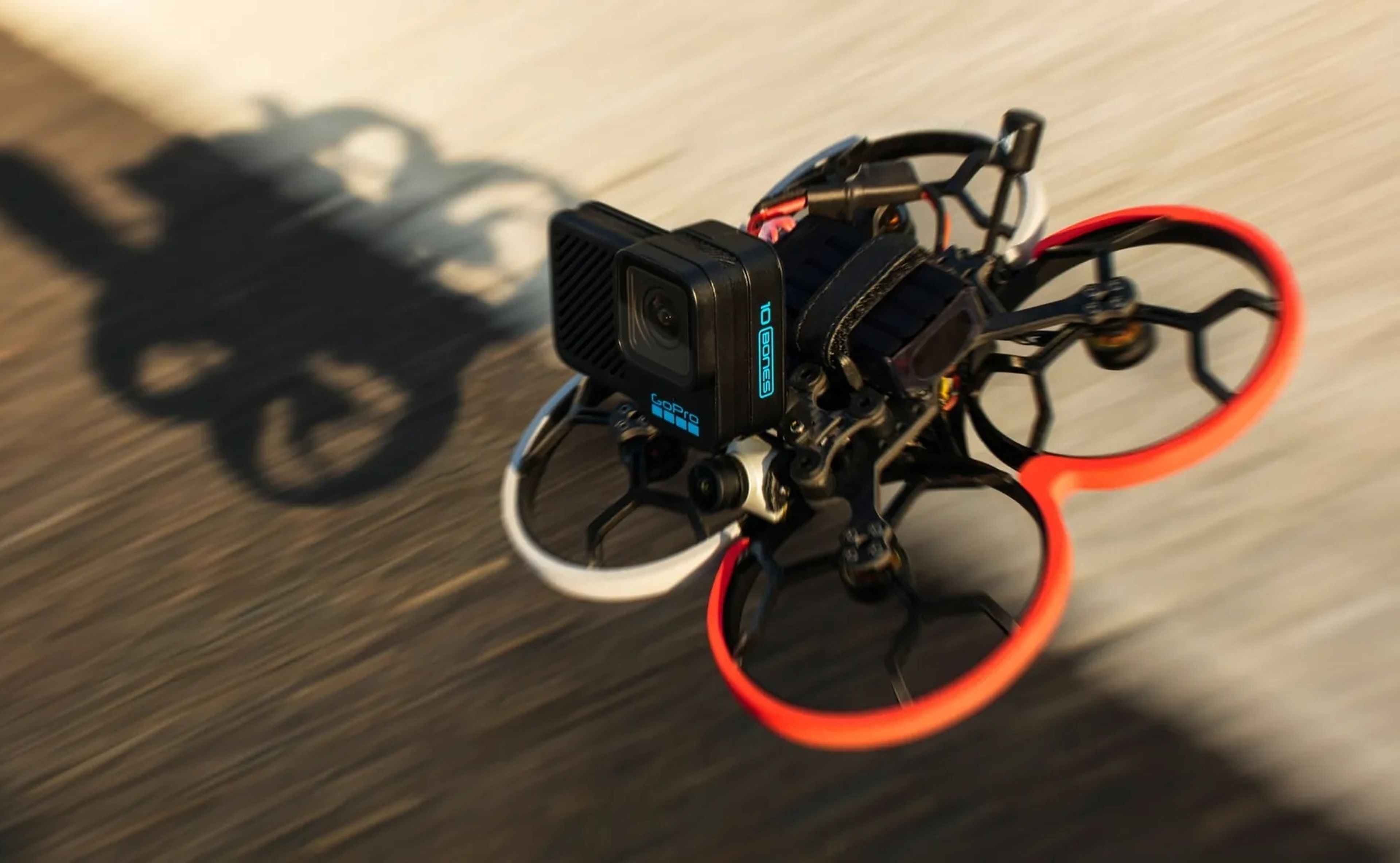 Con un peso de solo 54 gramos, la cámara GoPro Hero10 Black Bones está pensada para engancharla a un dron