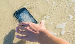 El truco para expulsar el agua de un iPhone mojado en segundos
