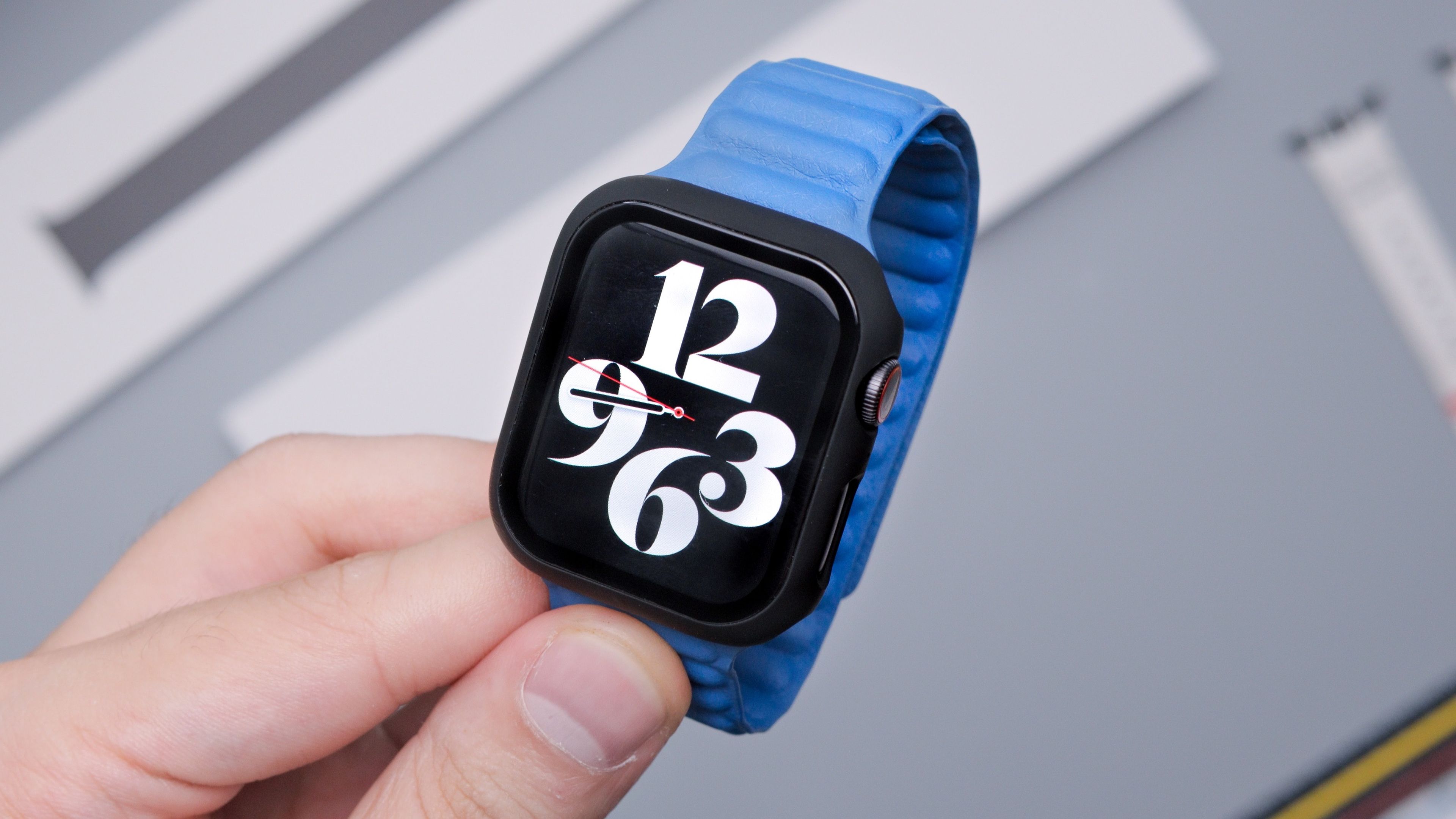 Apple Watch con funda y correa azul