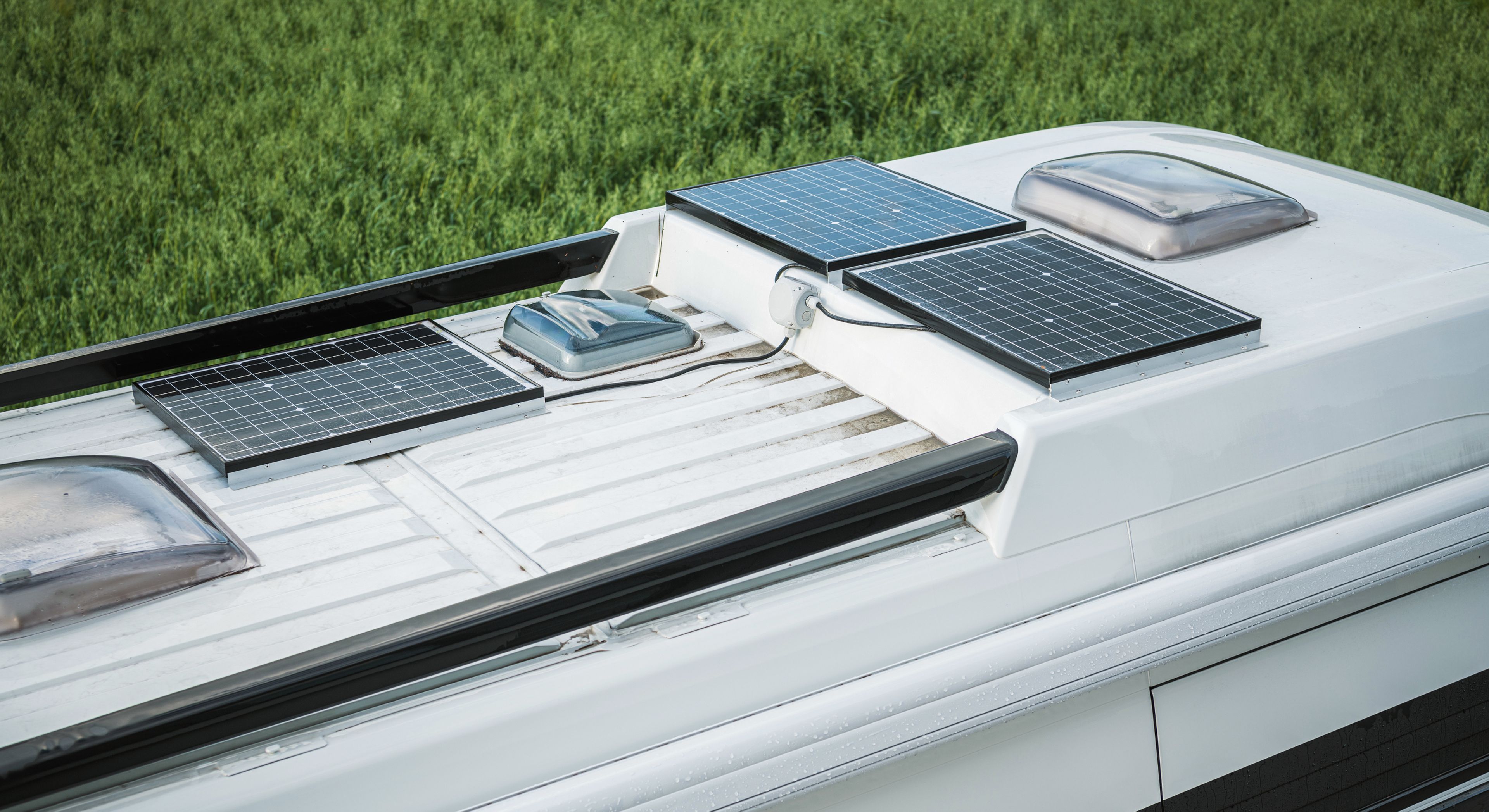 Caravana con paneles solares