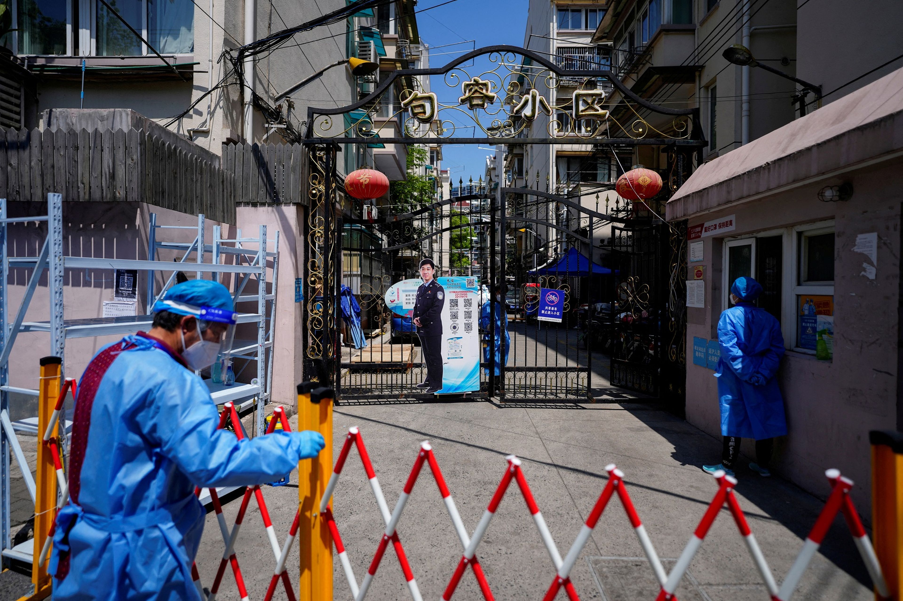 Entrada a una zona residencial en Shanghái, China, cerrada por las medidas de confinamiento adoptadas por el gobierno chino.