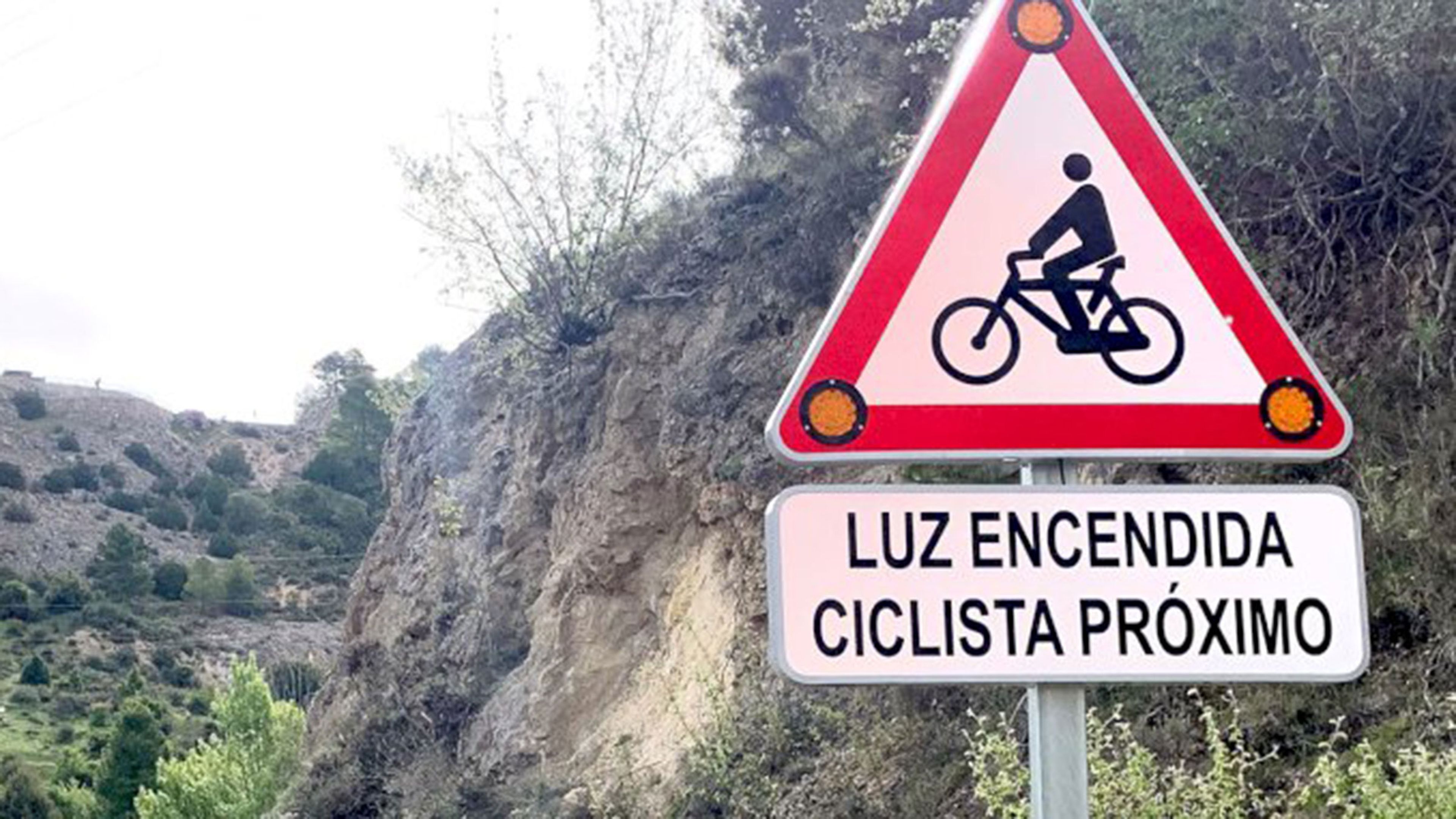 Nueva señal de la DGT para proteger a los ciclistas.