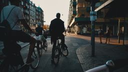 Personas en bicicletas esperando en un semáforo en una ciudad