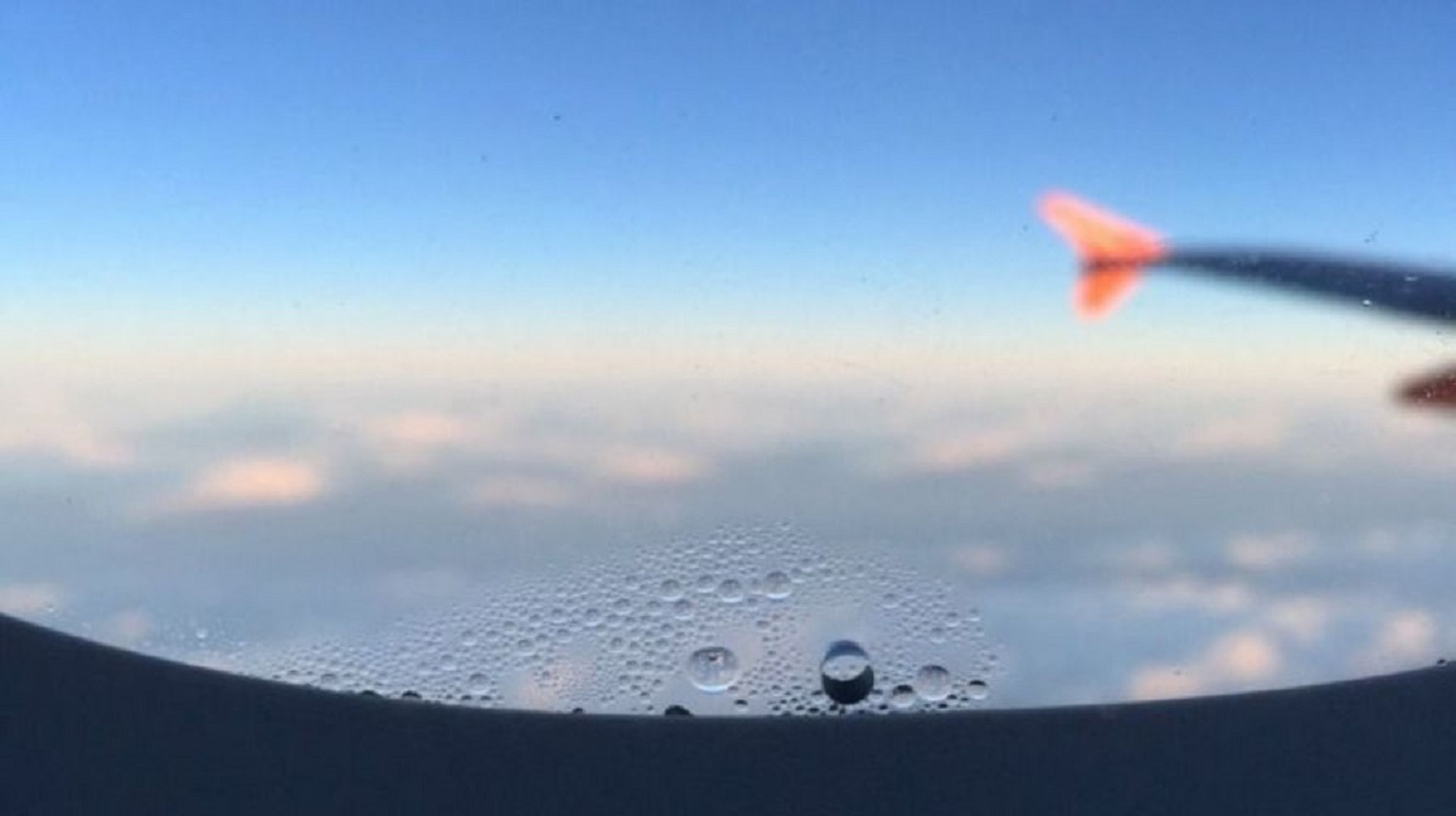 ¿Para qué sirven los pequeños agujeros de las ventanas de los aviones?